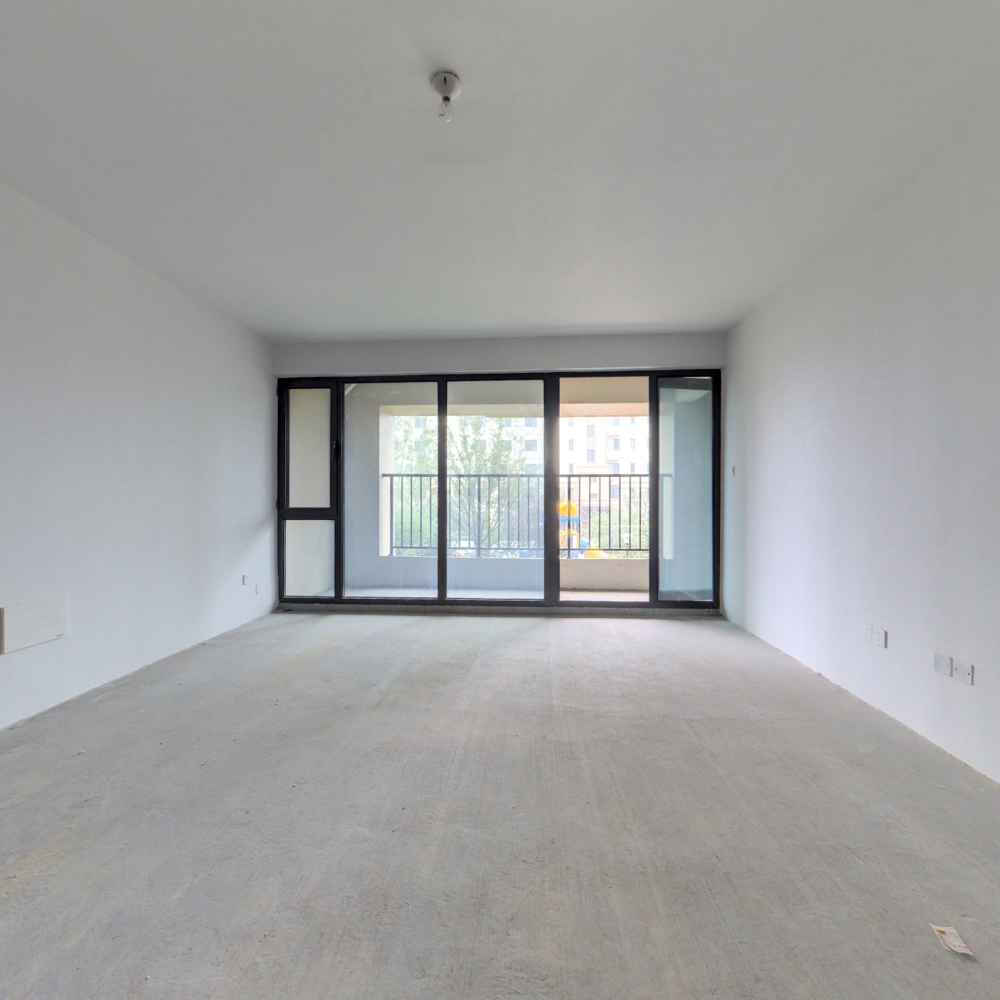 电梯2楼   3室2卫  采光好  位置好  视野通透