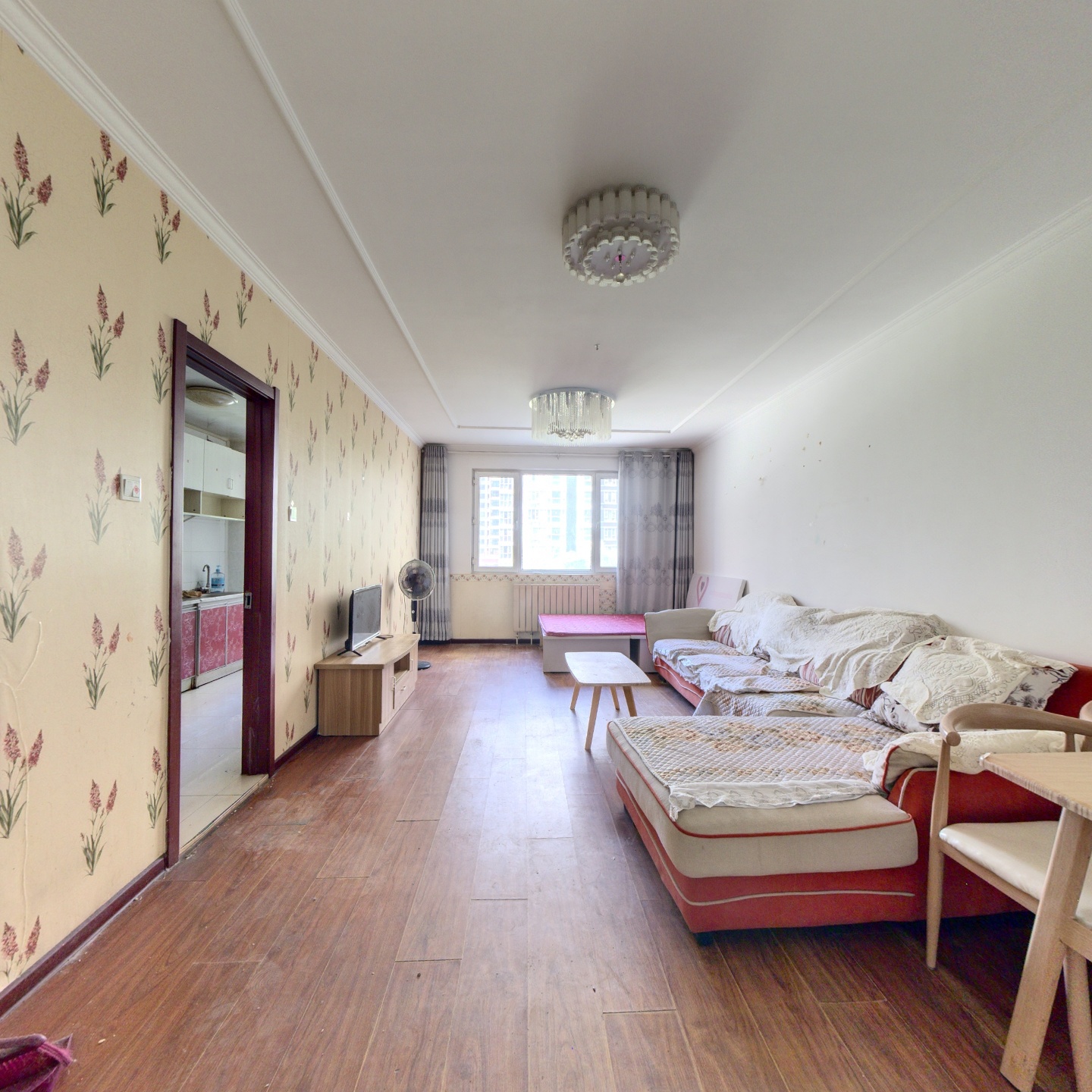 理想城南北通透两居，中间楼层，出行方便，位置好