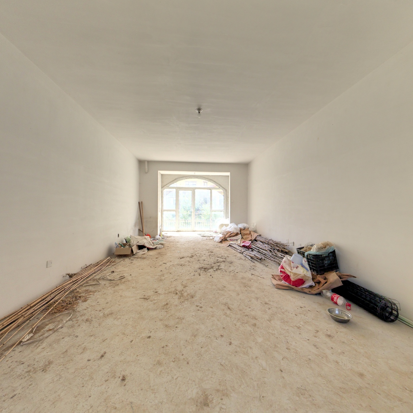 香山丽墅一楼带院，143平，三室，带车储，随时看房