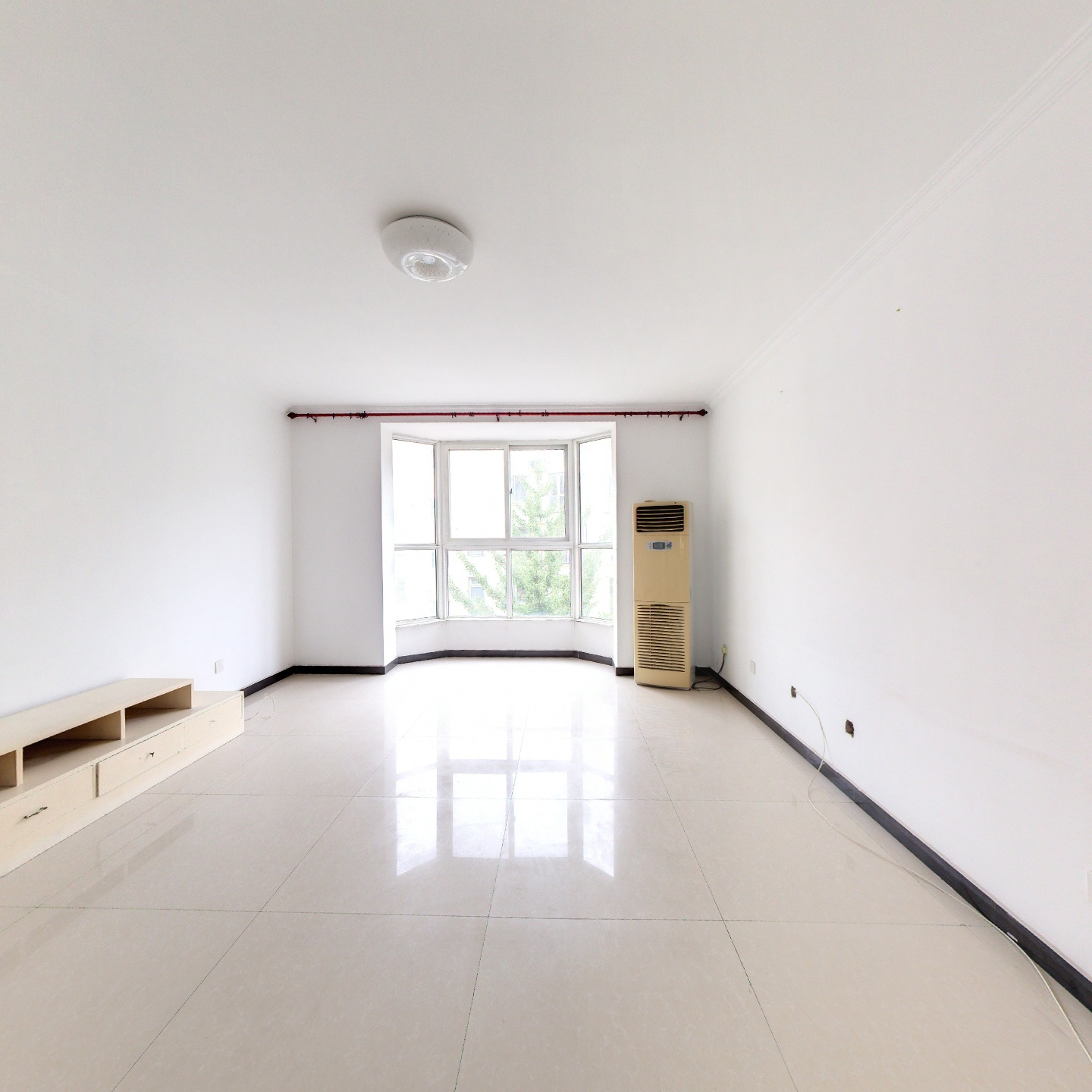 此房房本满五，南北双通透户型，公摊面积小