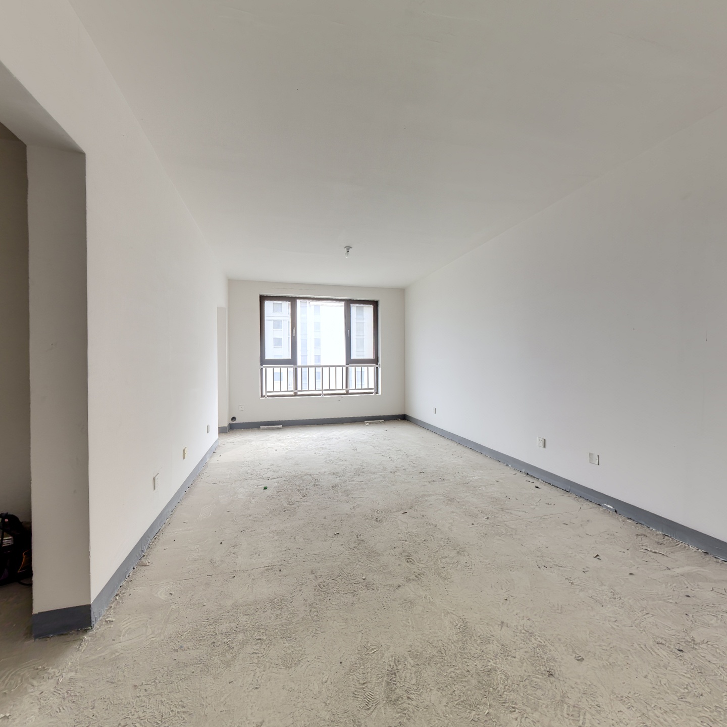 鸿坤理想湾小三居，高楼层，近高铁。