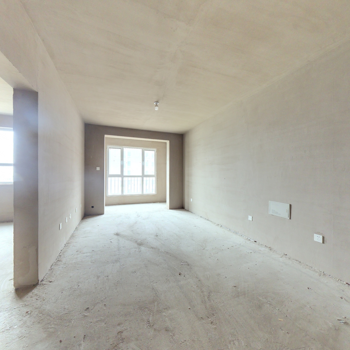 房子为全阳两居，中间楼层 全天采光 视野开阔