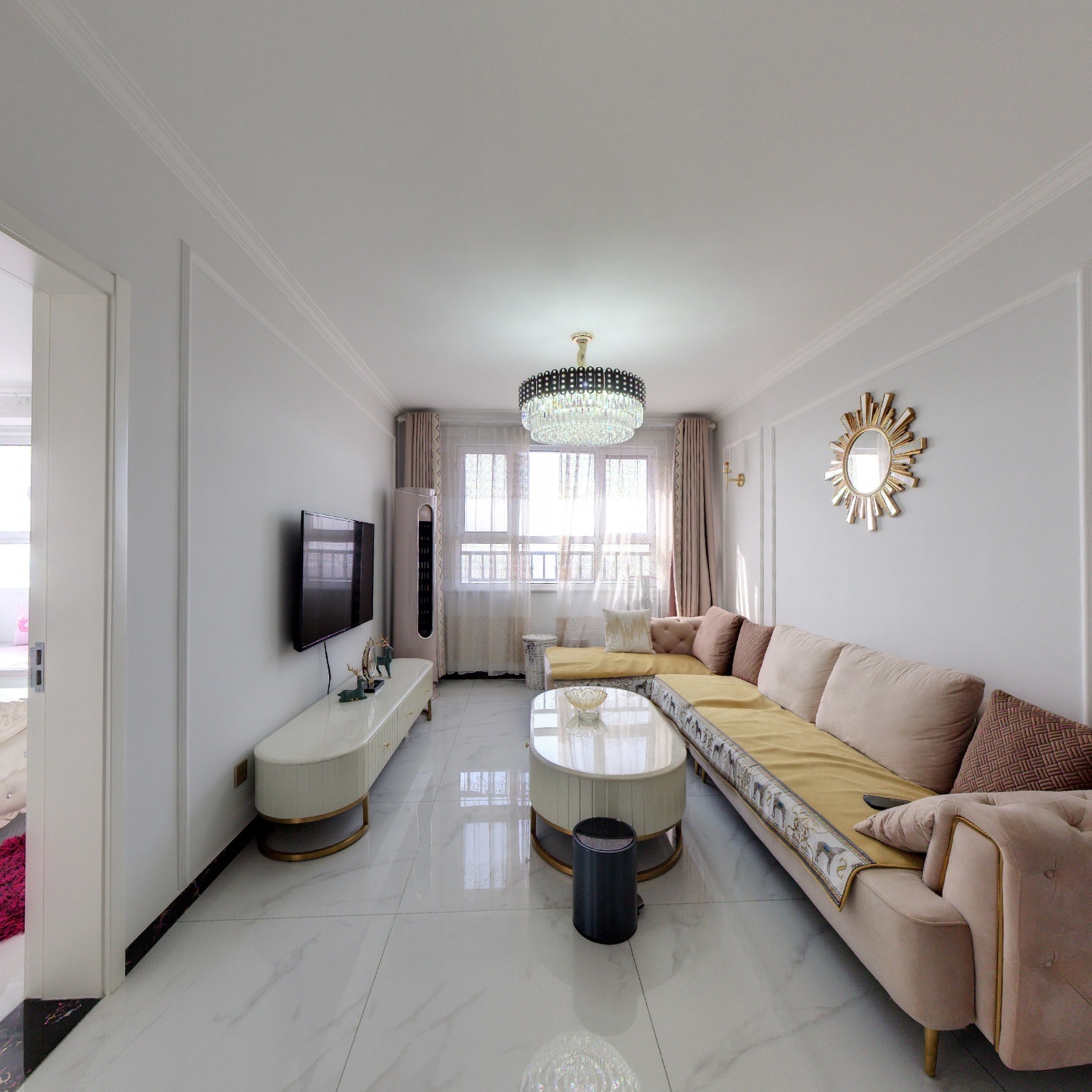 高铁牛津花园经典户型 卧室和客厅朝南 采自然光。