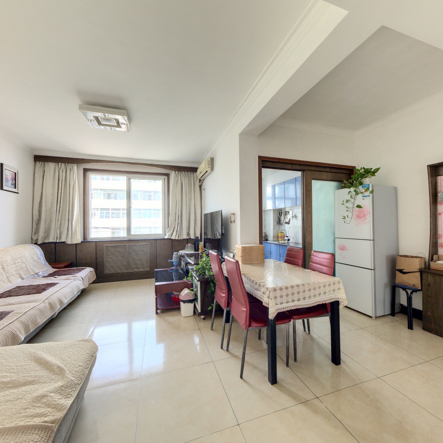 房子是双通透的大两居，客厅主卧朝南，户型方正