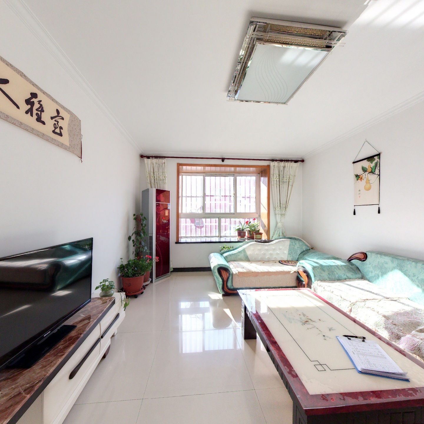 一梯两户板楼，小区密度低，车位充足。