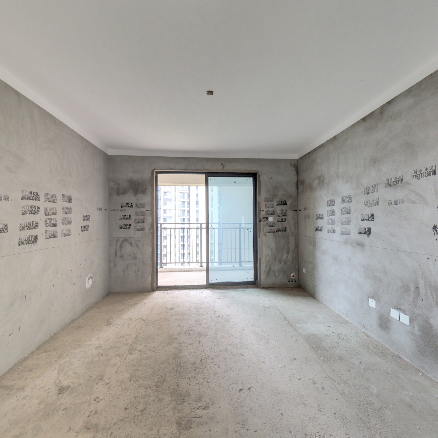 北站旁湘江城际空间站绿地 紧挨地铁三号口