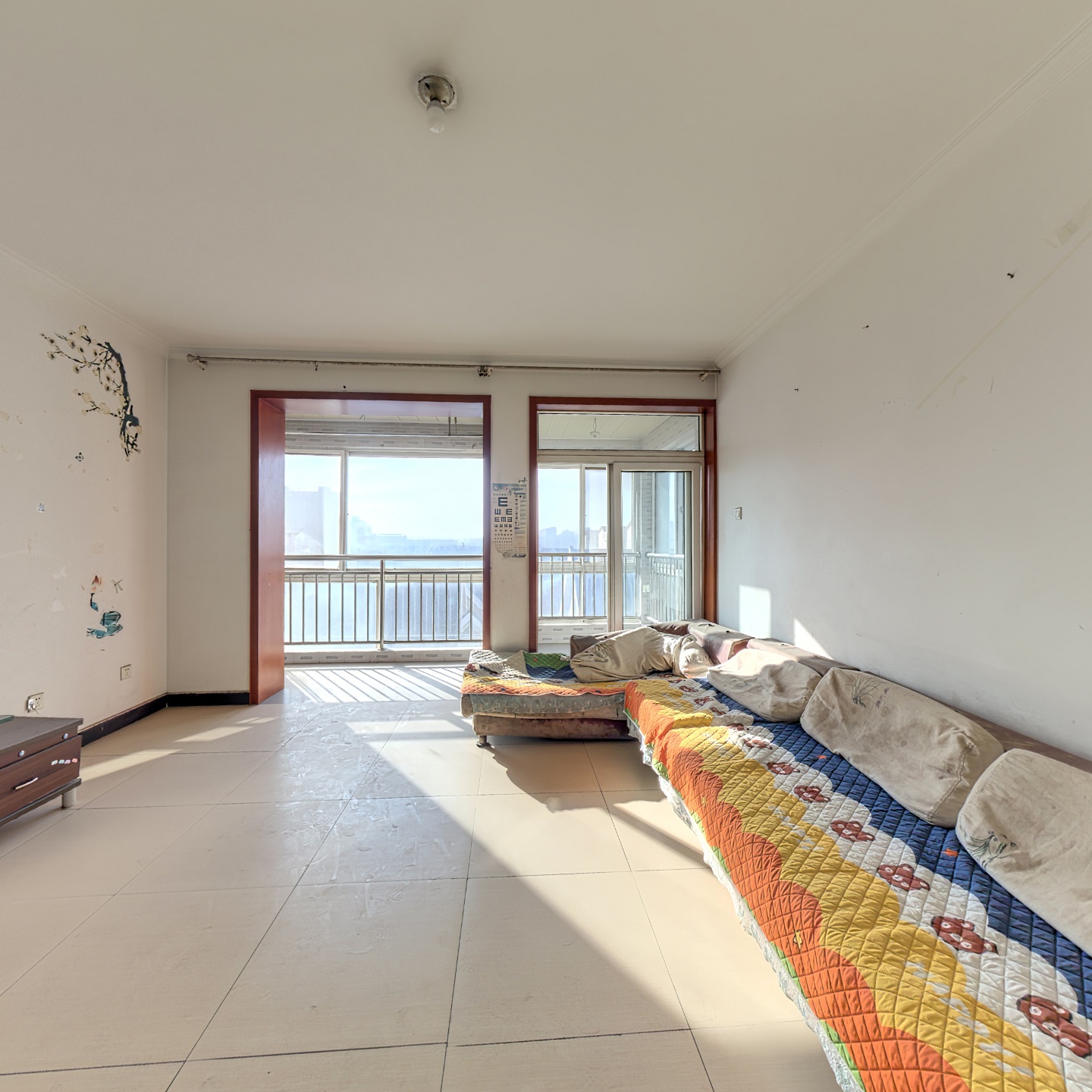 此房南北通透户型，落地窗阳台设计 ，采光视野都很好