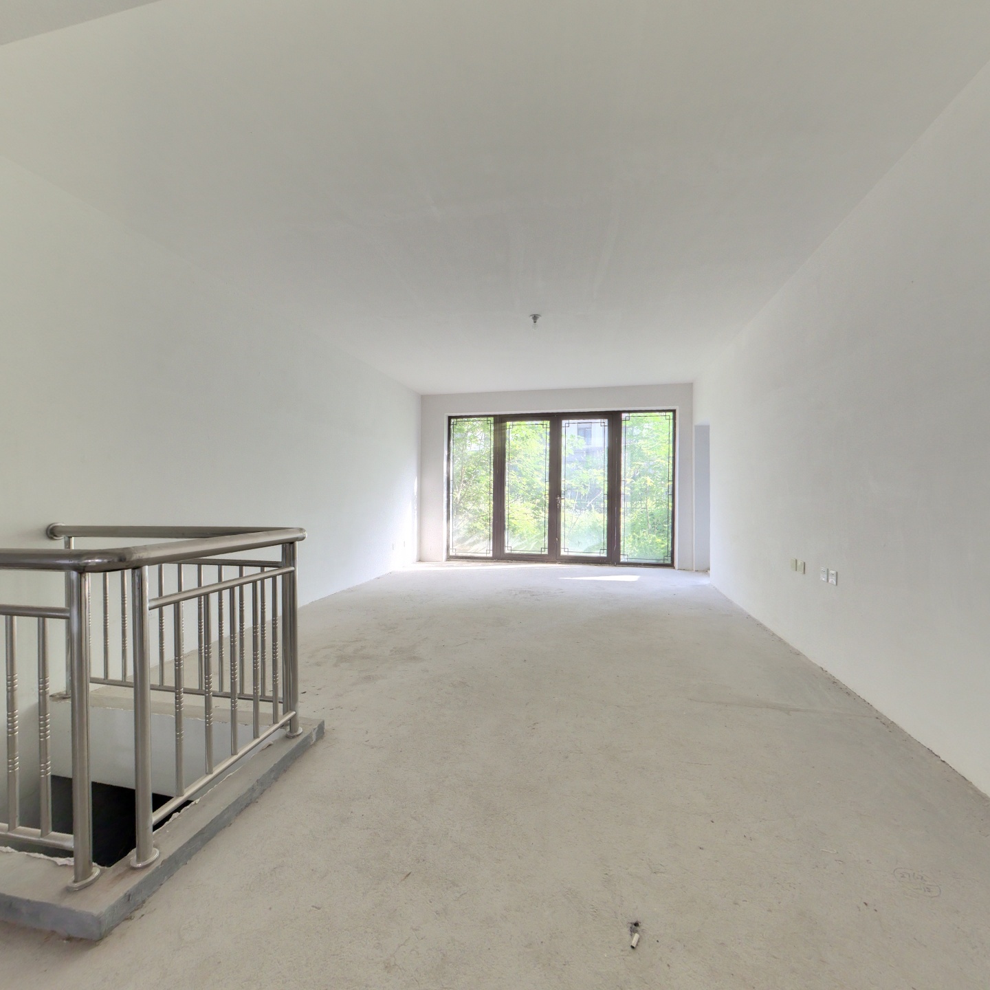 城北，金庆御花园，一楼带院带半地下，134平，采光好