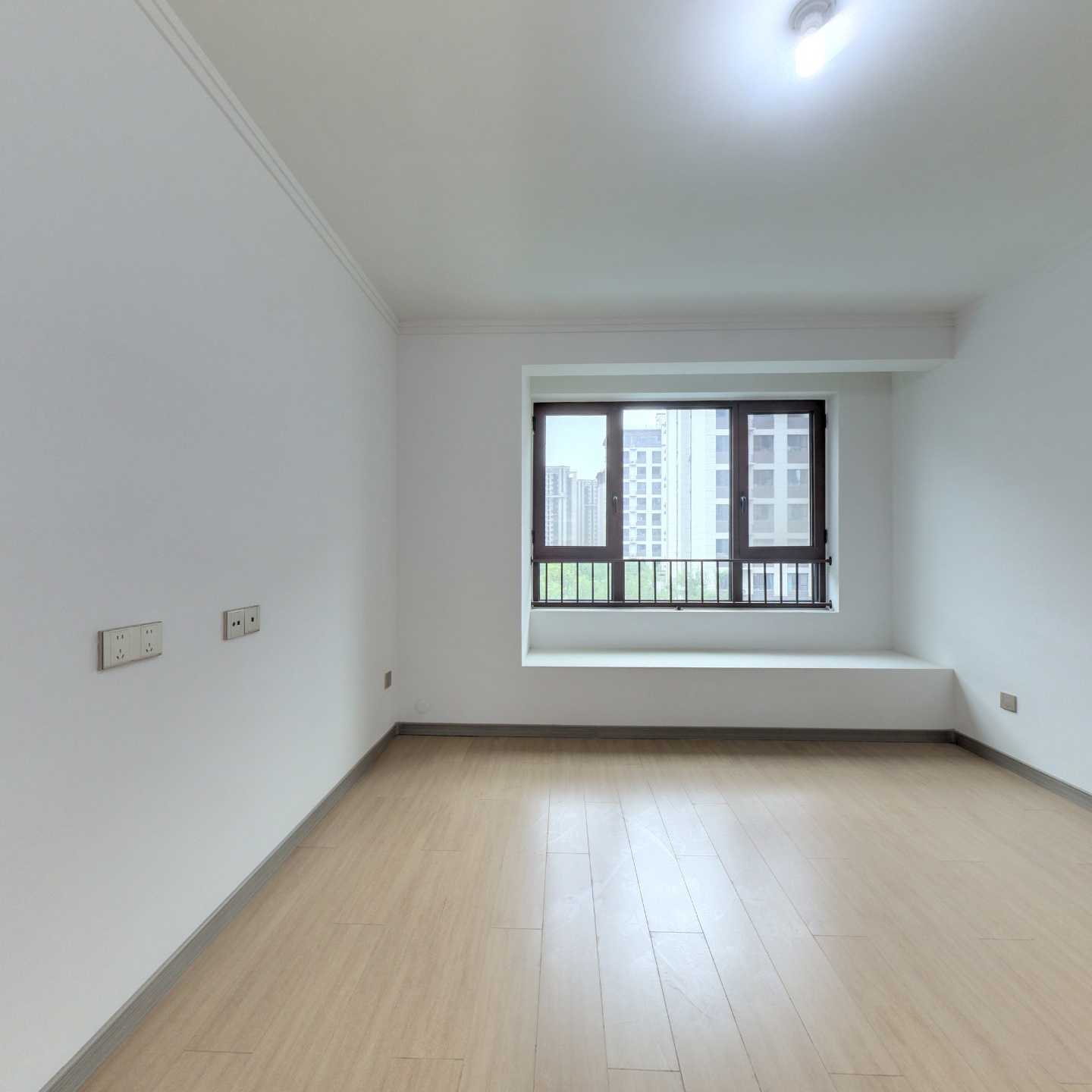 房主急售，南北通两居，开发商木地板装修