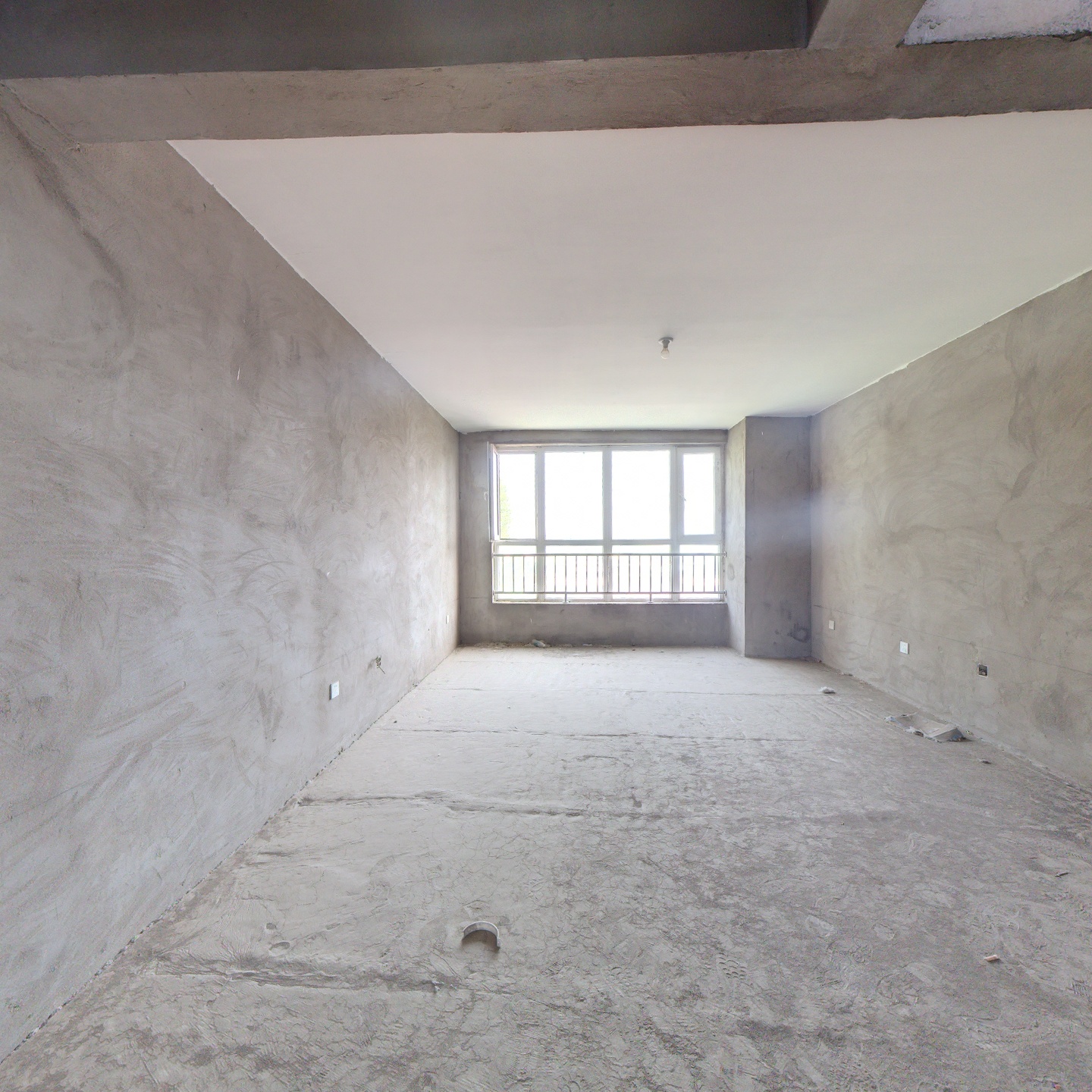 集中供暖，6跃7，上下两层，带露台，有钥匙随时看房