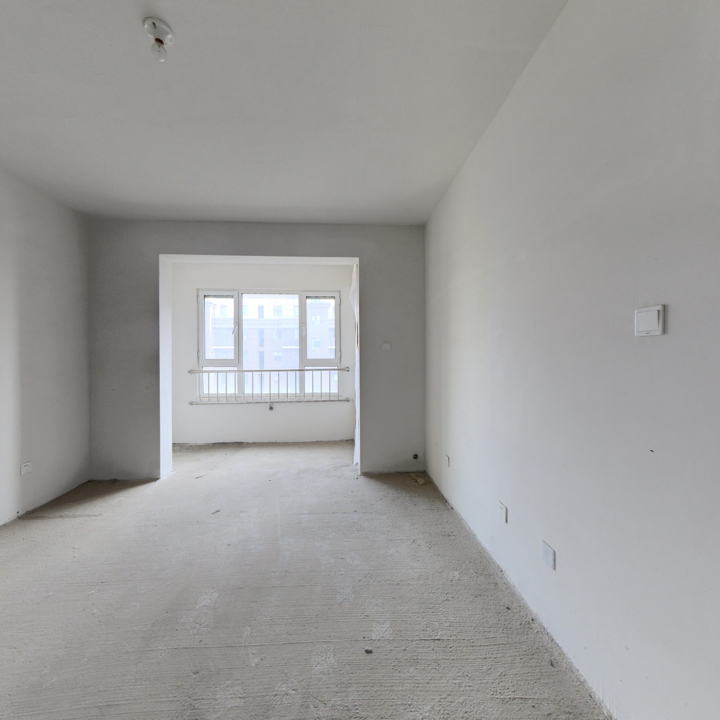 南北通透三居室,无遮挡。全天采光 ，双语