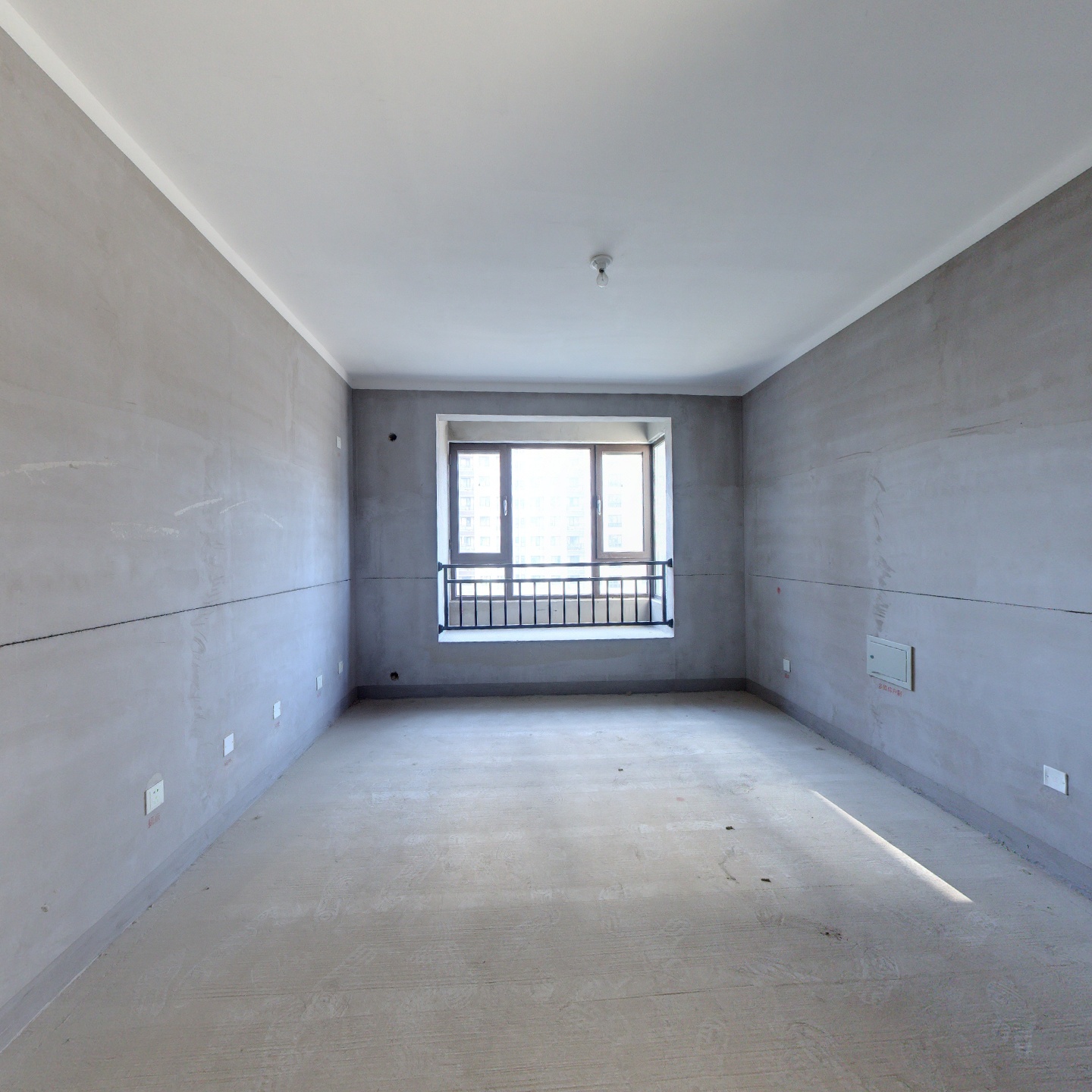 房子属于正规两居室，毛坯房可以随意装修设计中间楼层