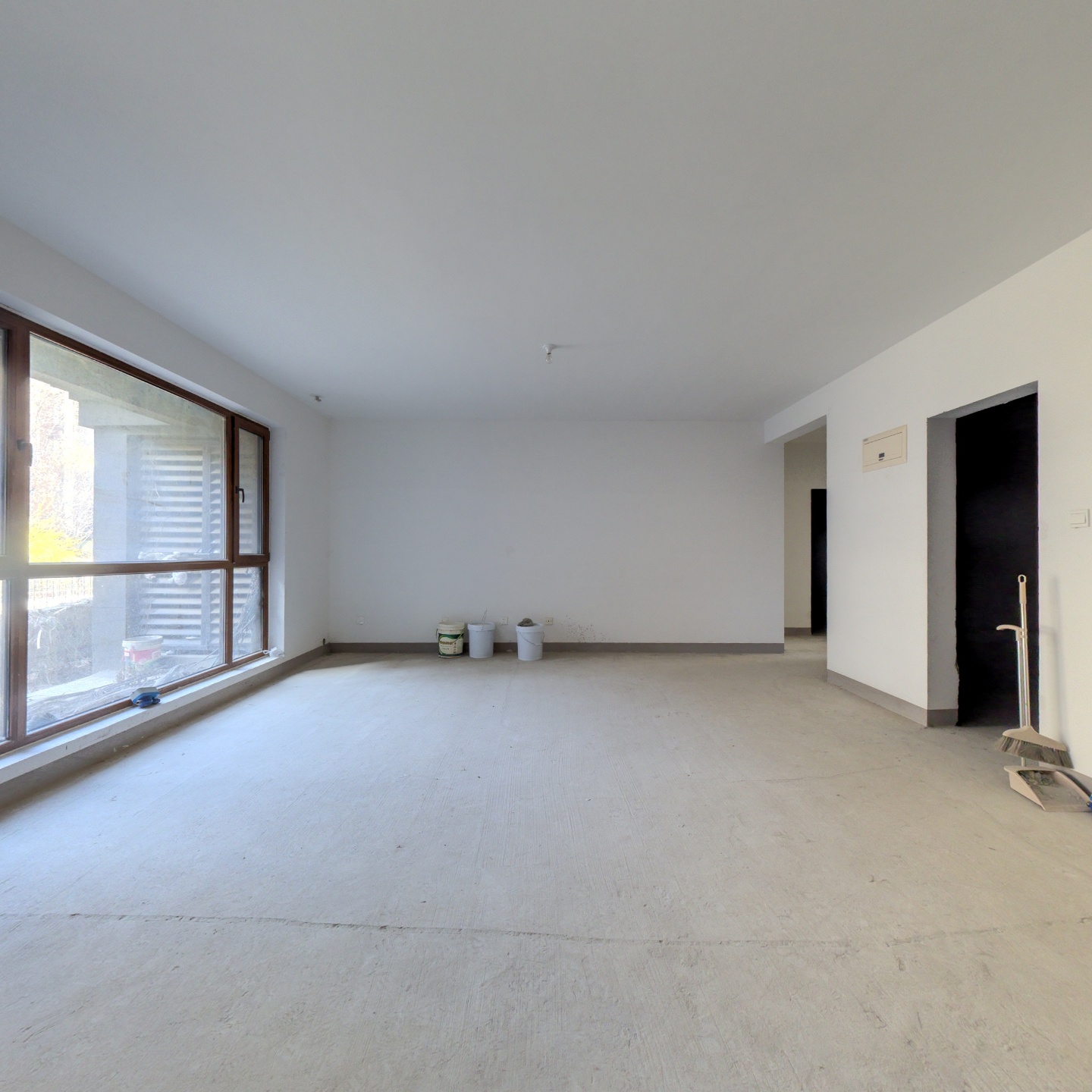 此房是洋房，电梯入户，带100平院 子。