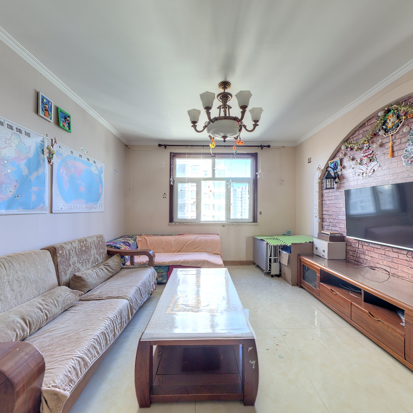 此房业主诚意出售，采光好，客厅朝阳，户型方正