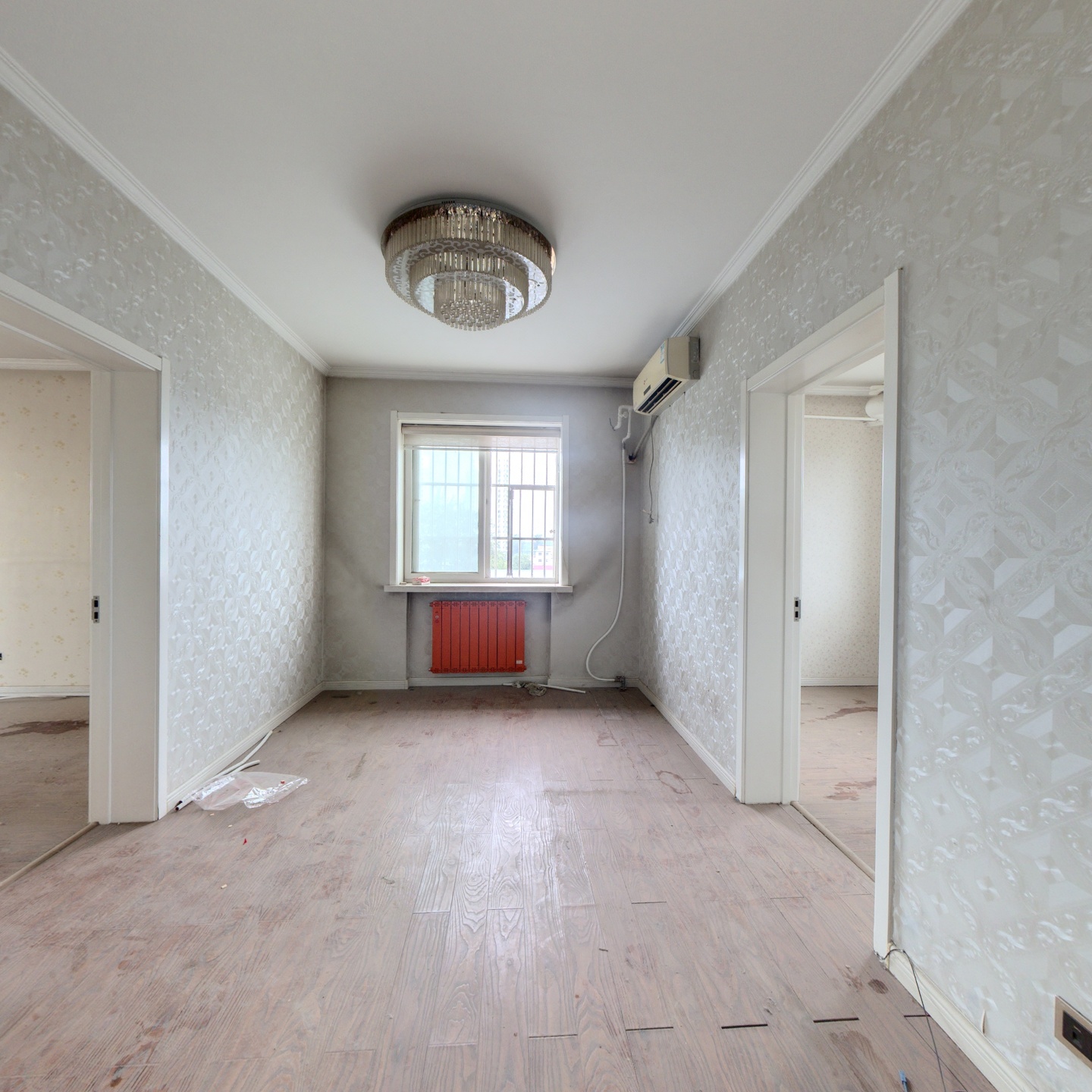 房子属于南北通透两居，高楼层集中供暖