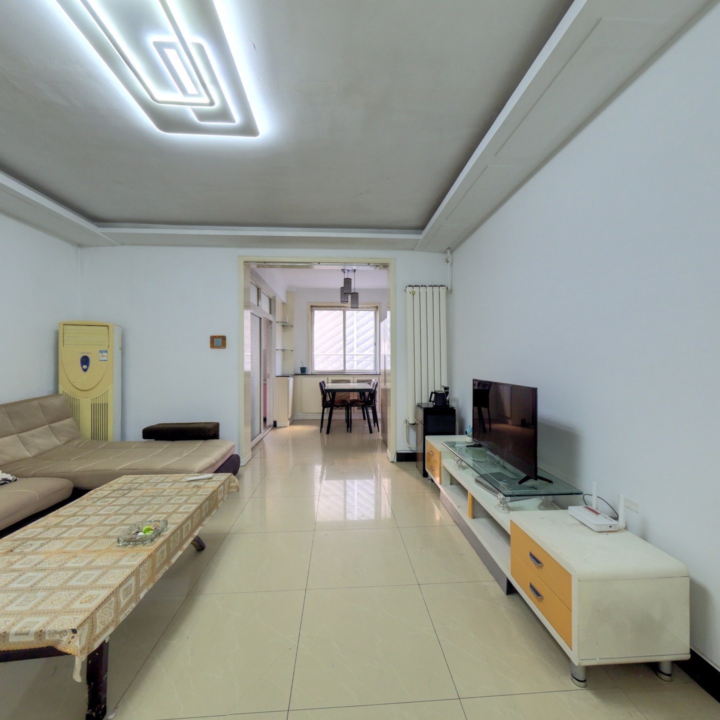 冠云路于长空路交叉口，二层带露台，中等装修，诚意卖