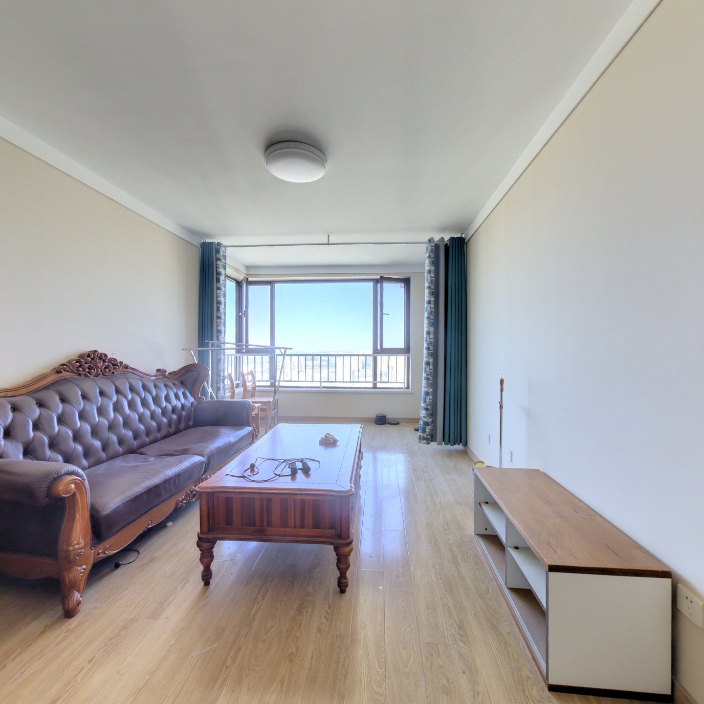 鸿坤理想湾西北朝向一居室，可贷款，证满二。