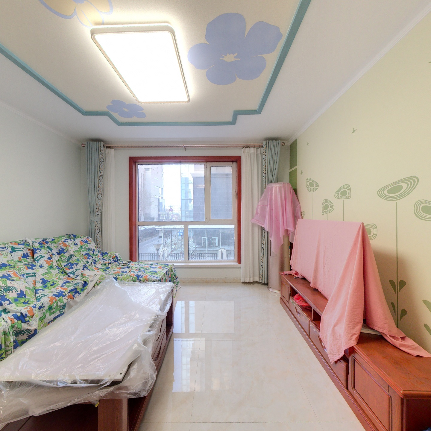 钻石广场小区，南北通透大两居，精装修