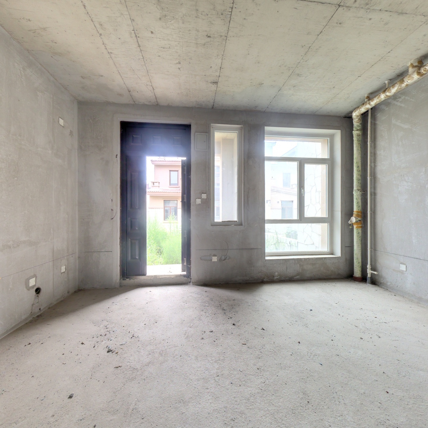 爱伦堡临湖别墅，地上三层，地下一层。