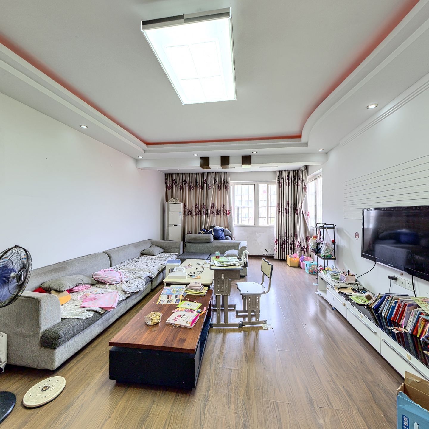 窑湾旁沁园小区楼梯中层小三房出售，出入方便