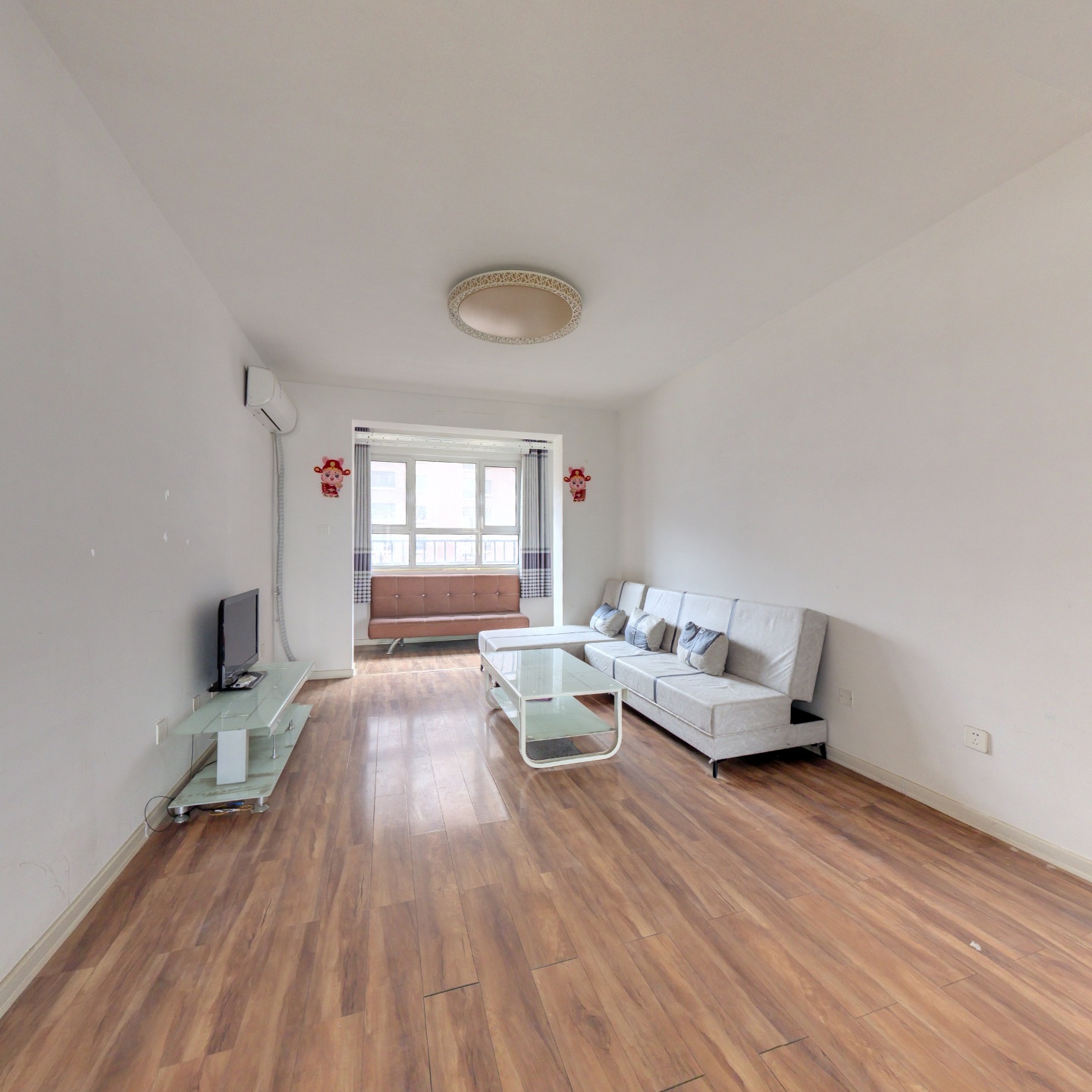 此房格局户型方正，中间楼层，带装修 南北通透