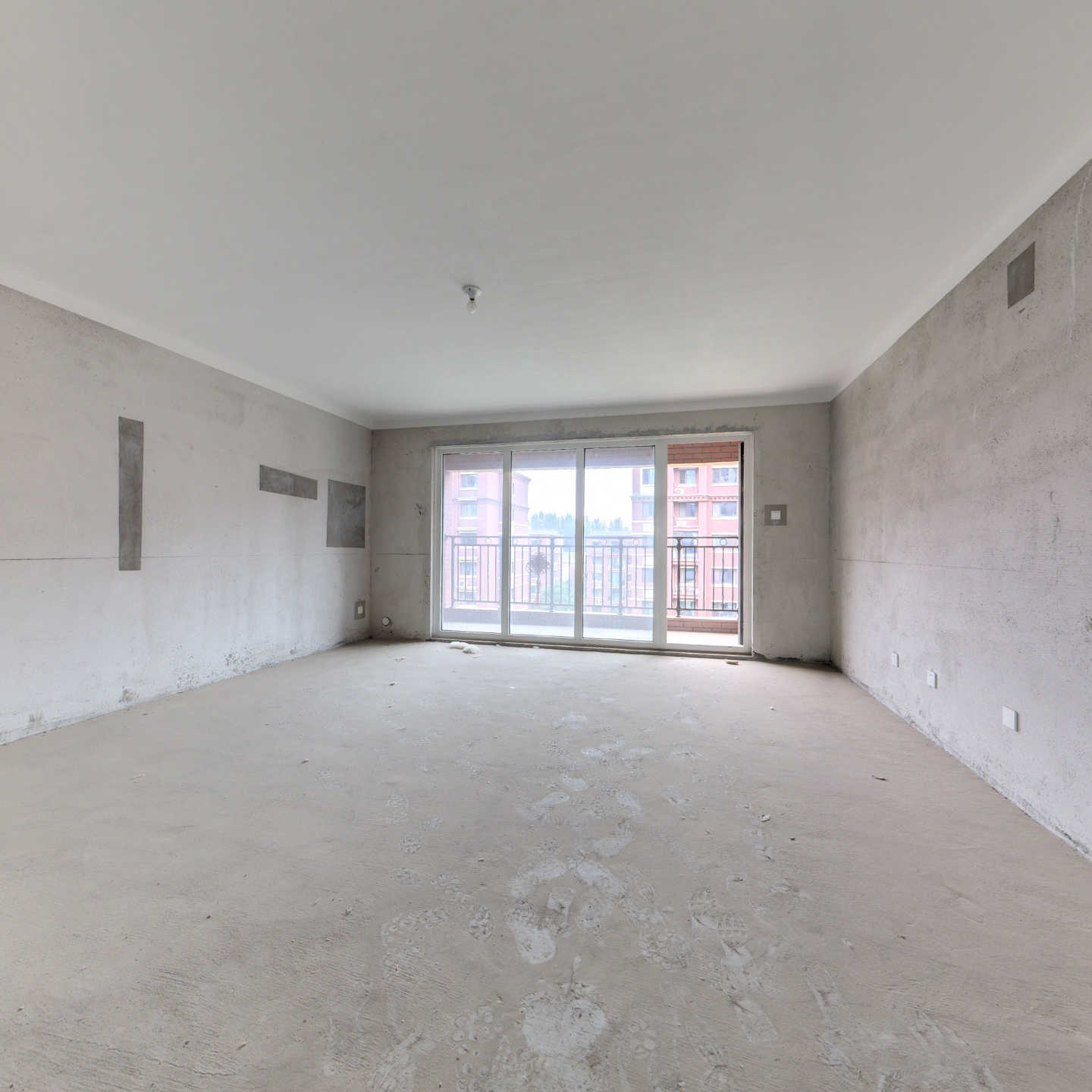 洋房大四室，带车位 证满3年，我有钥匙随时看