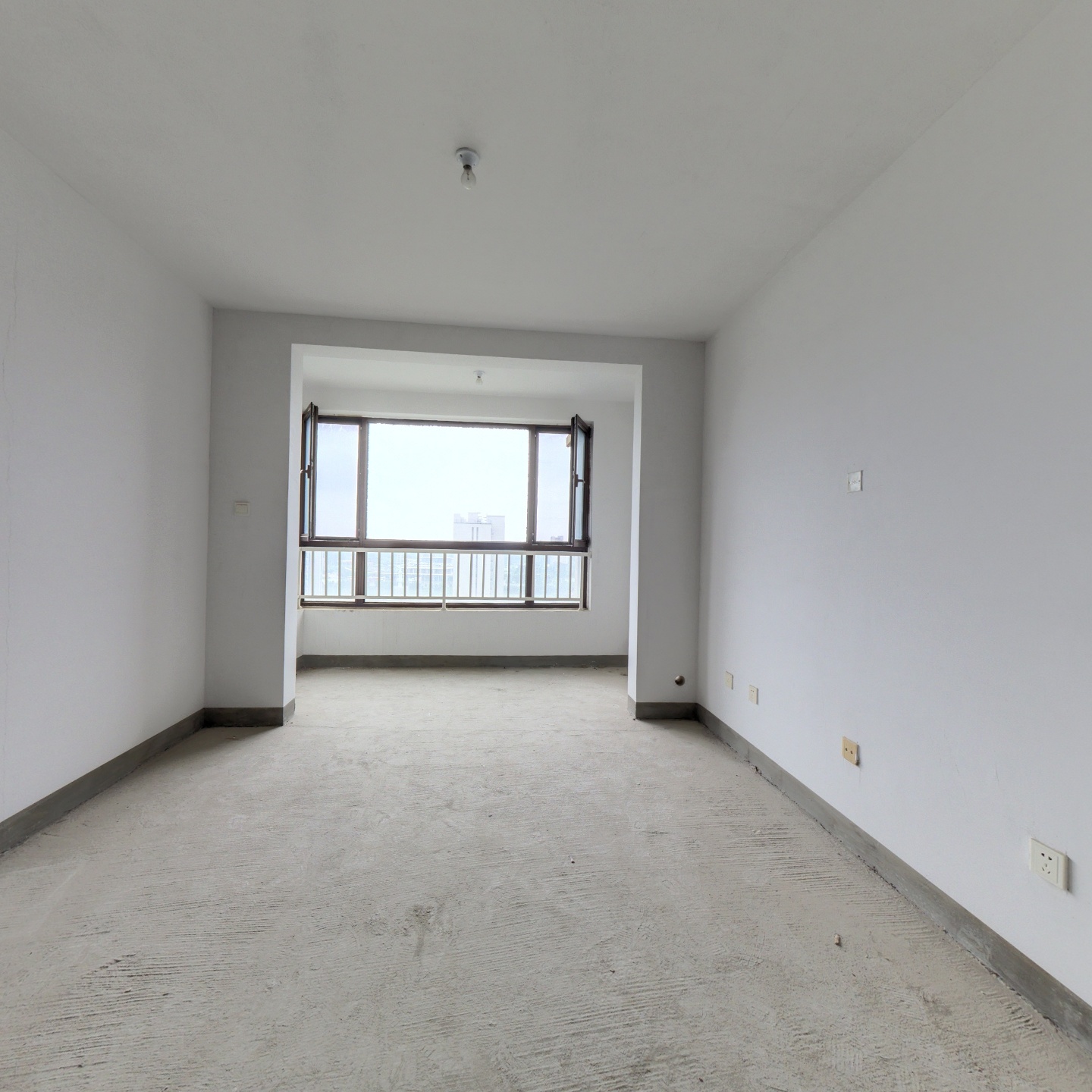 中间楼层 户型方正，房本满二 看房方便