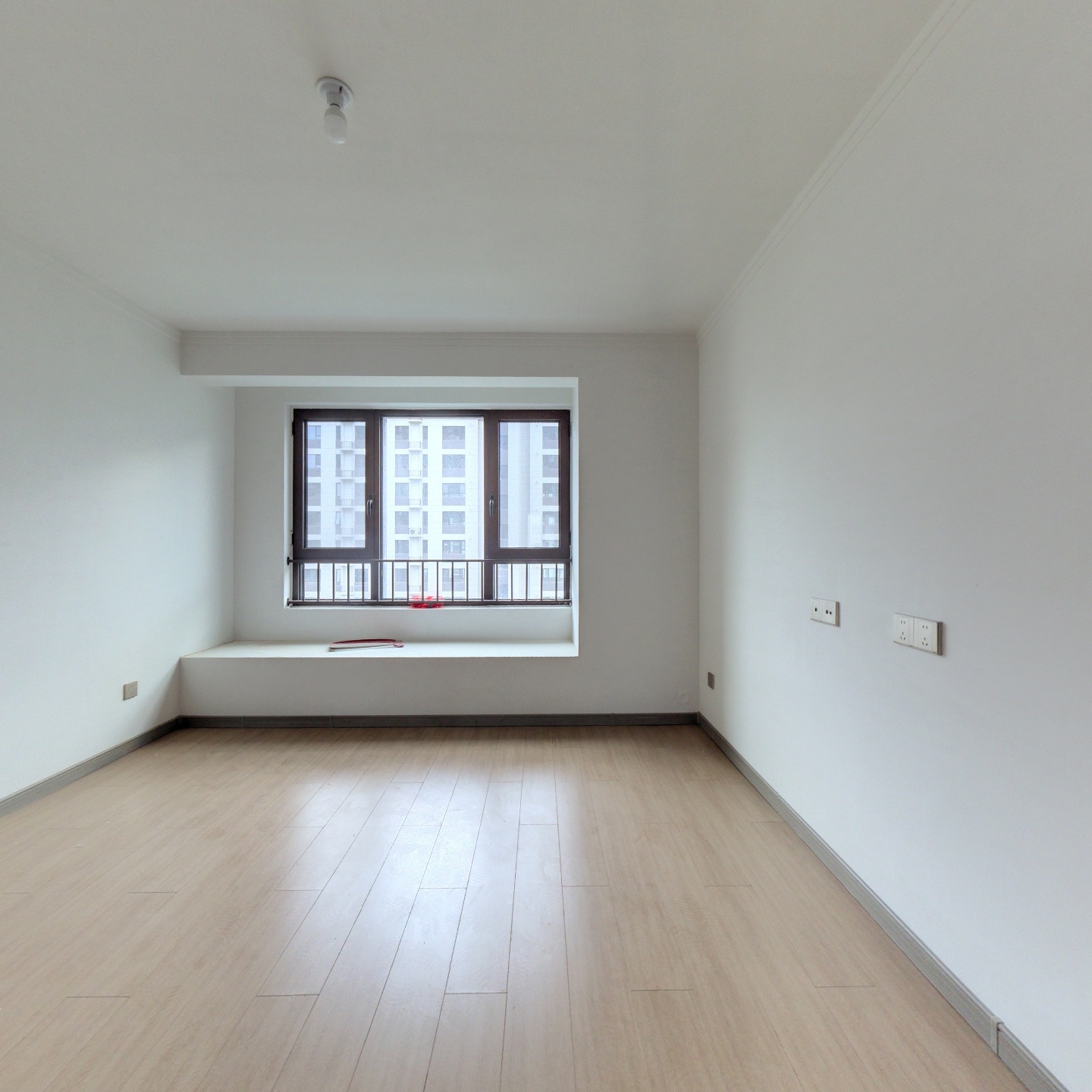 南北通两居，新房未住，小区环境优美