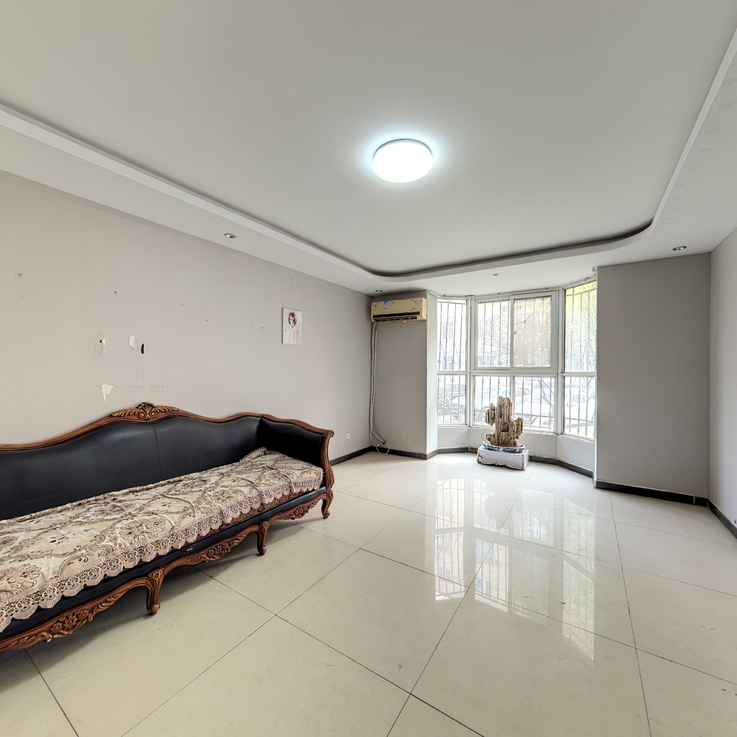 名流枫景洋房一层小三居，单位，简单装修，看房方便