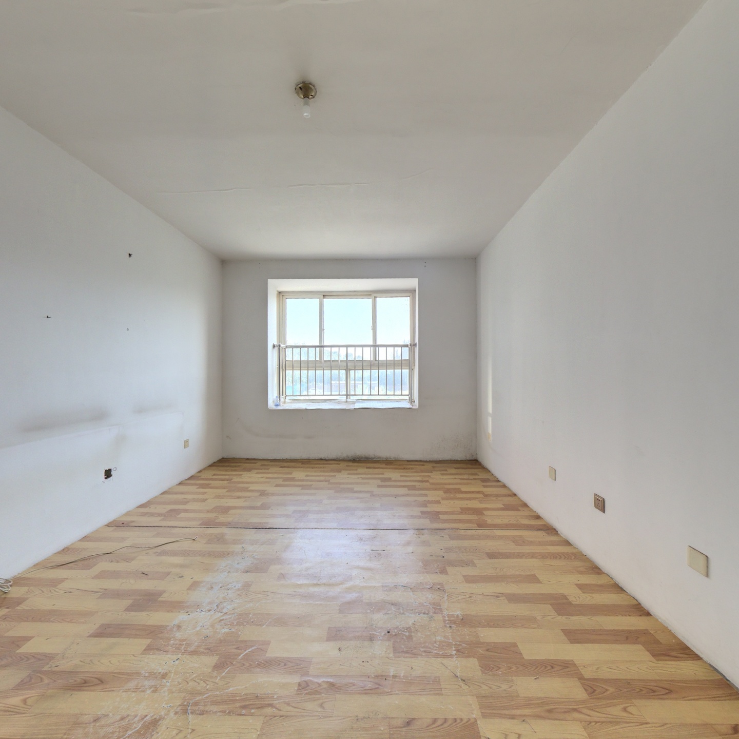 出售宏远景园小区，南北通透，毛坯房，二居室。