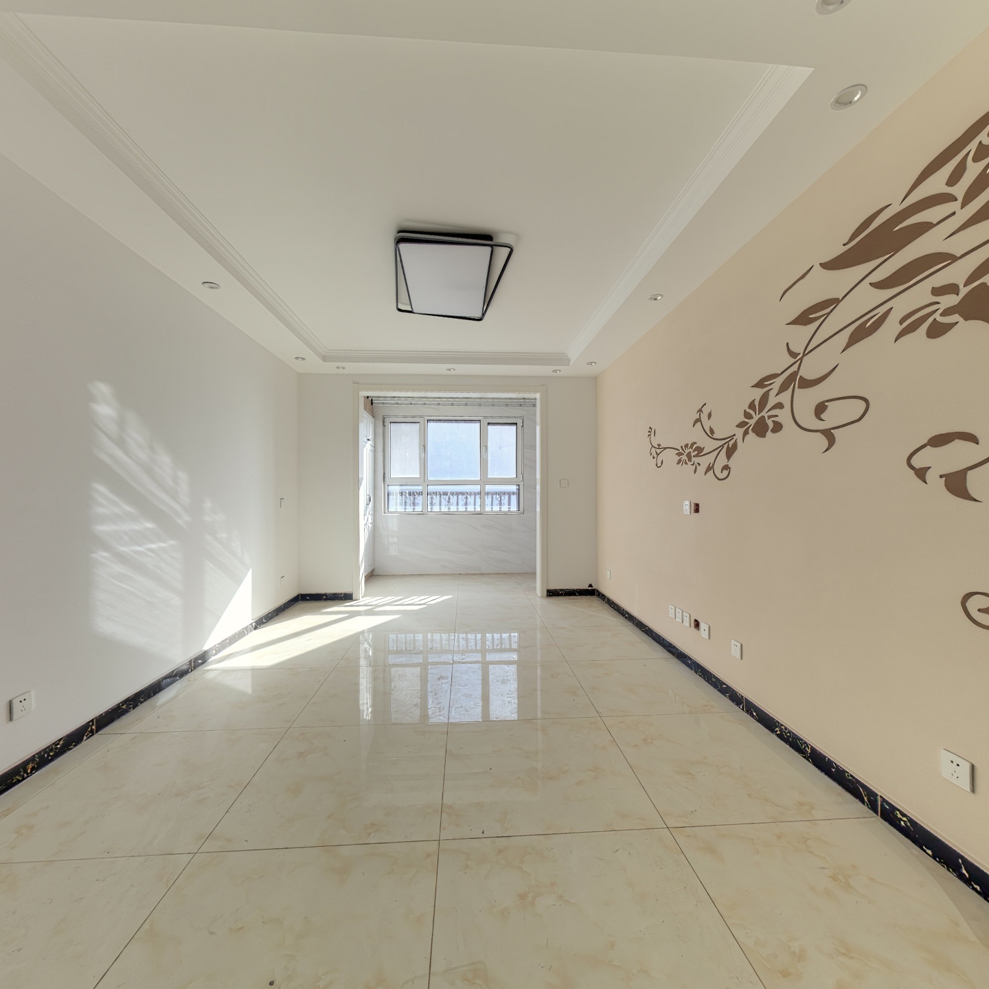 北边是钻石购物广场，影院，小区楼下自带底商