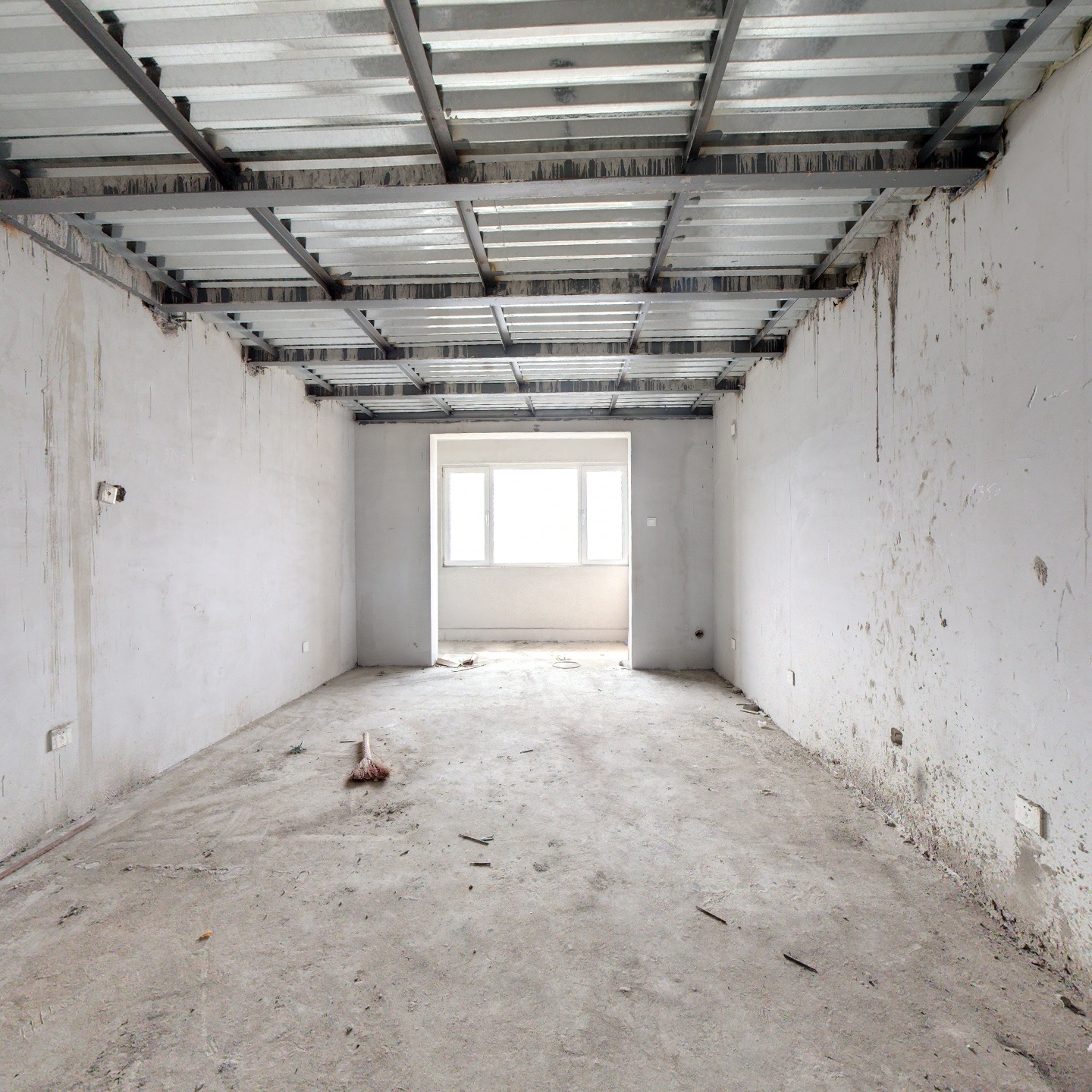 此房是单位房 质量过硬 南北通透 户型方正 没有浪费