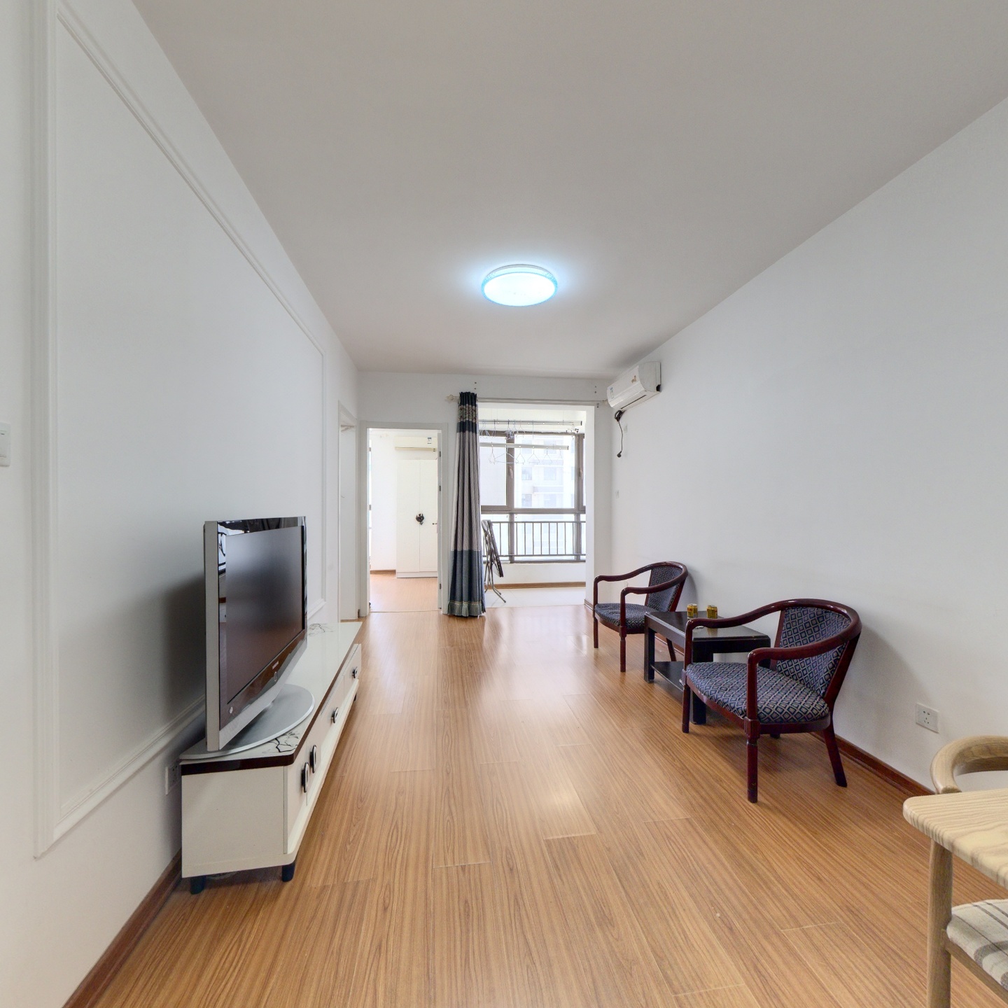 朝南的两居还是明卫的，社区环境好，