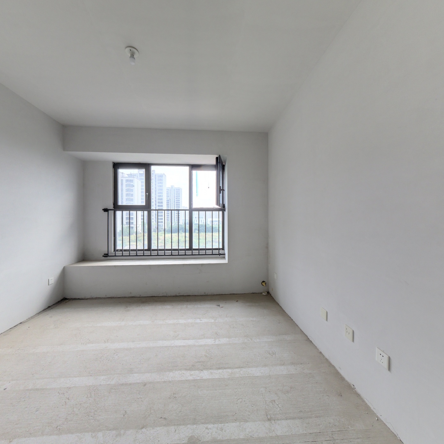 此房是边户，毛坯房，随意装修，名厨双明卫