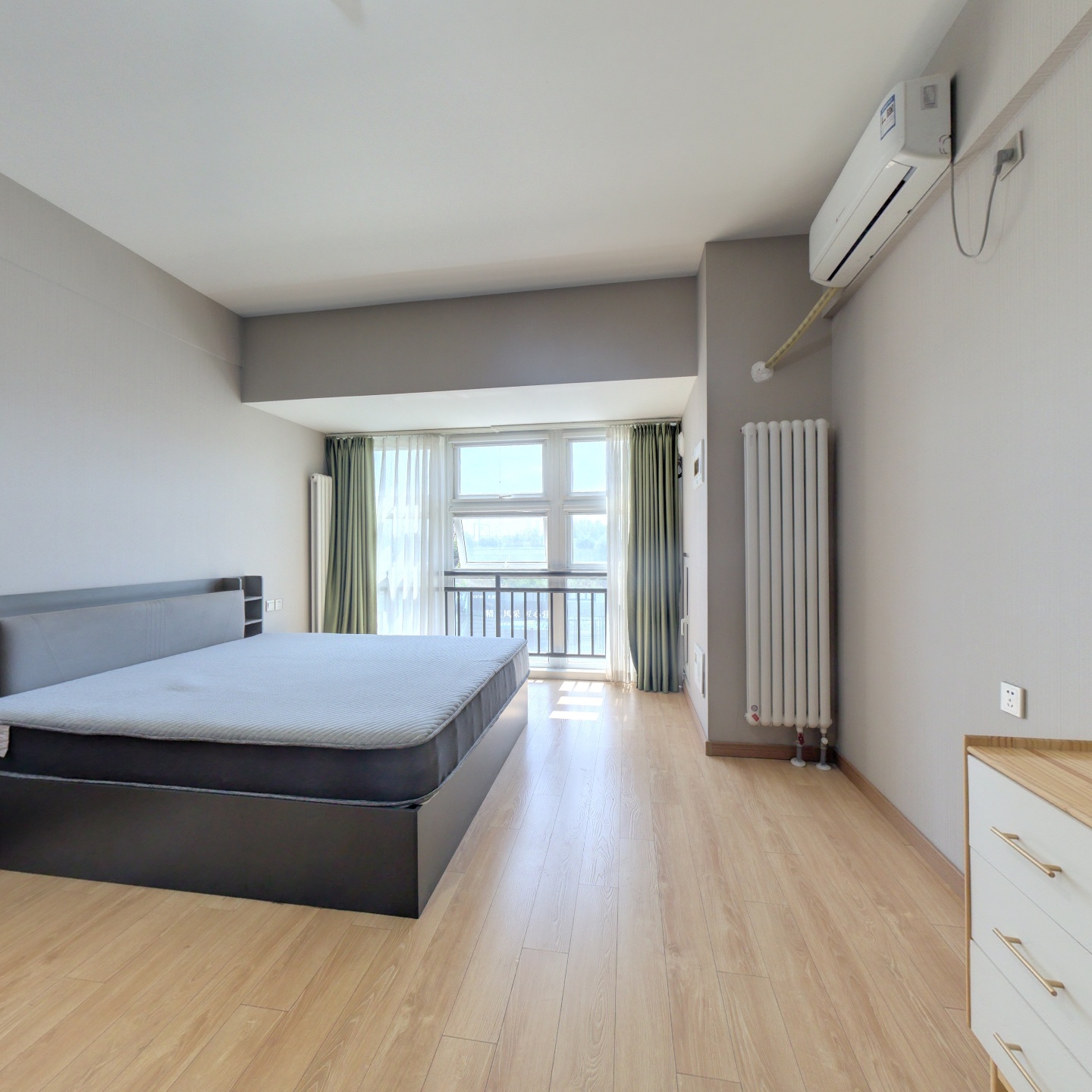 万科，精装修，一居室，采光视野好。