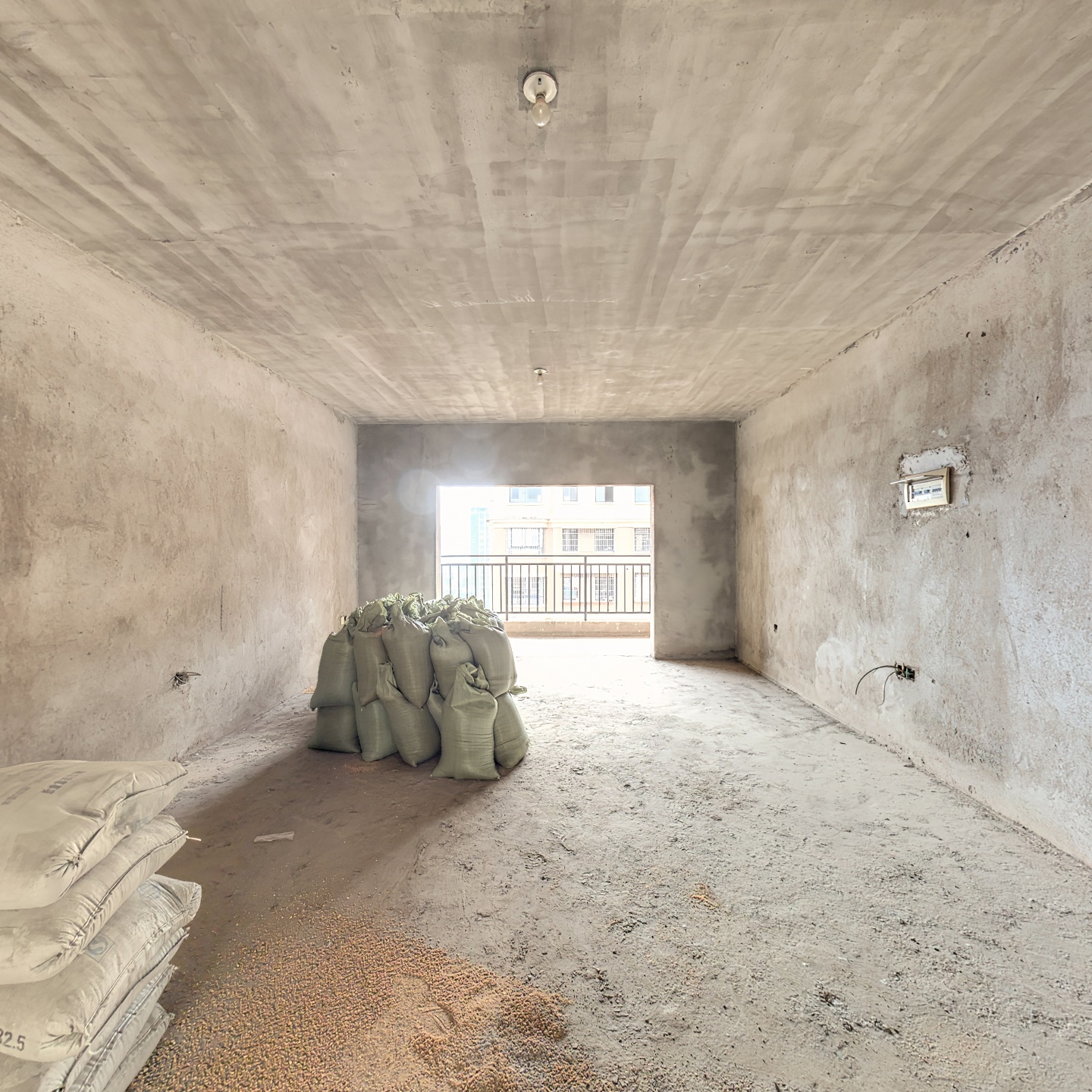 潭邵佳园165平大平层，目前毛坯可以定制装修 无首付