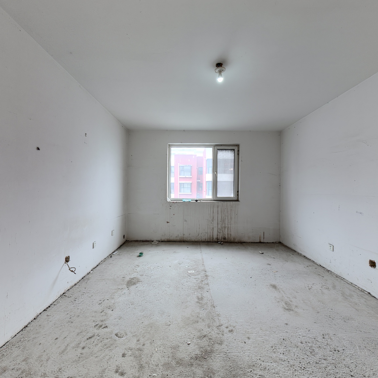 此房子房本满二 次底层的房子，电梯房。