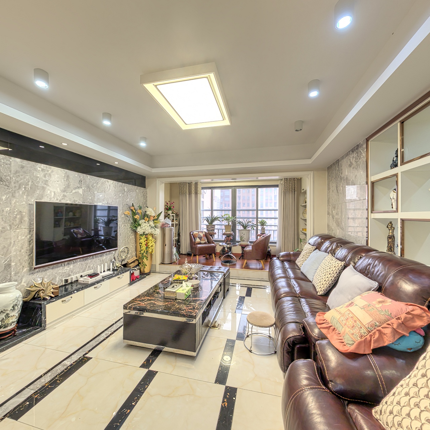 房东诚心出售，新天地步步高大复式，装修品质高。