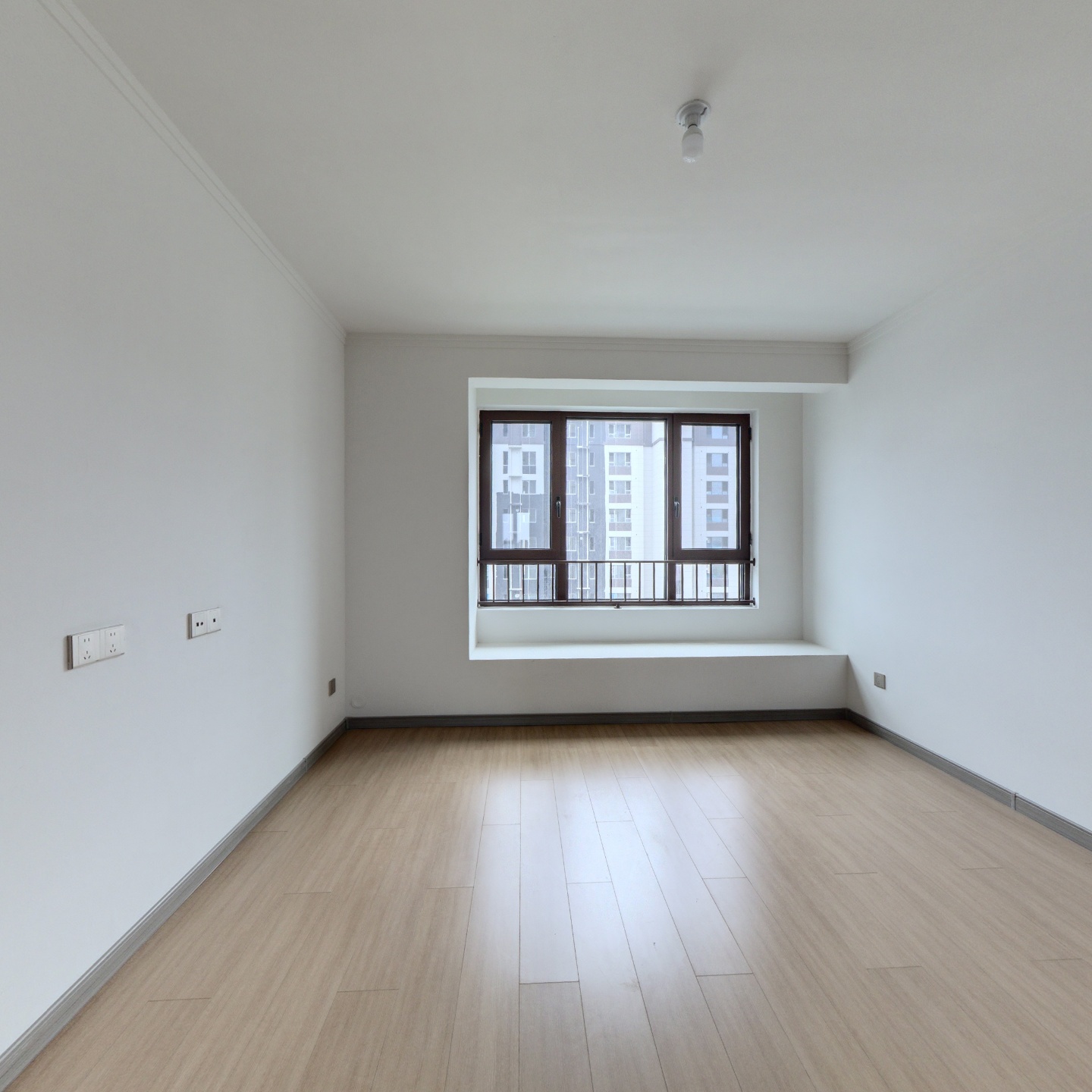 南北通透 一梯两户 户型方正无浪费 带装修 出行便利