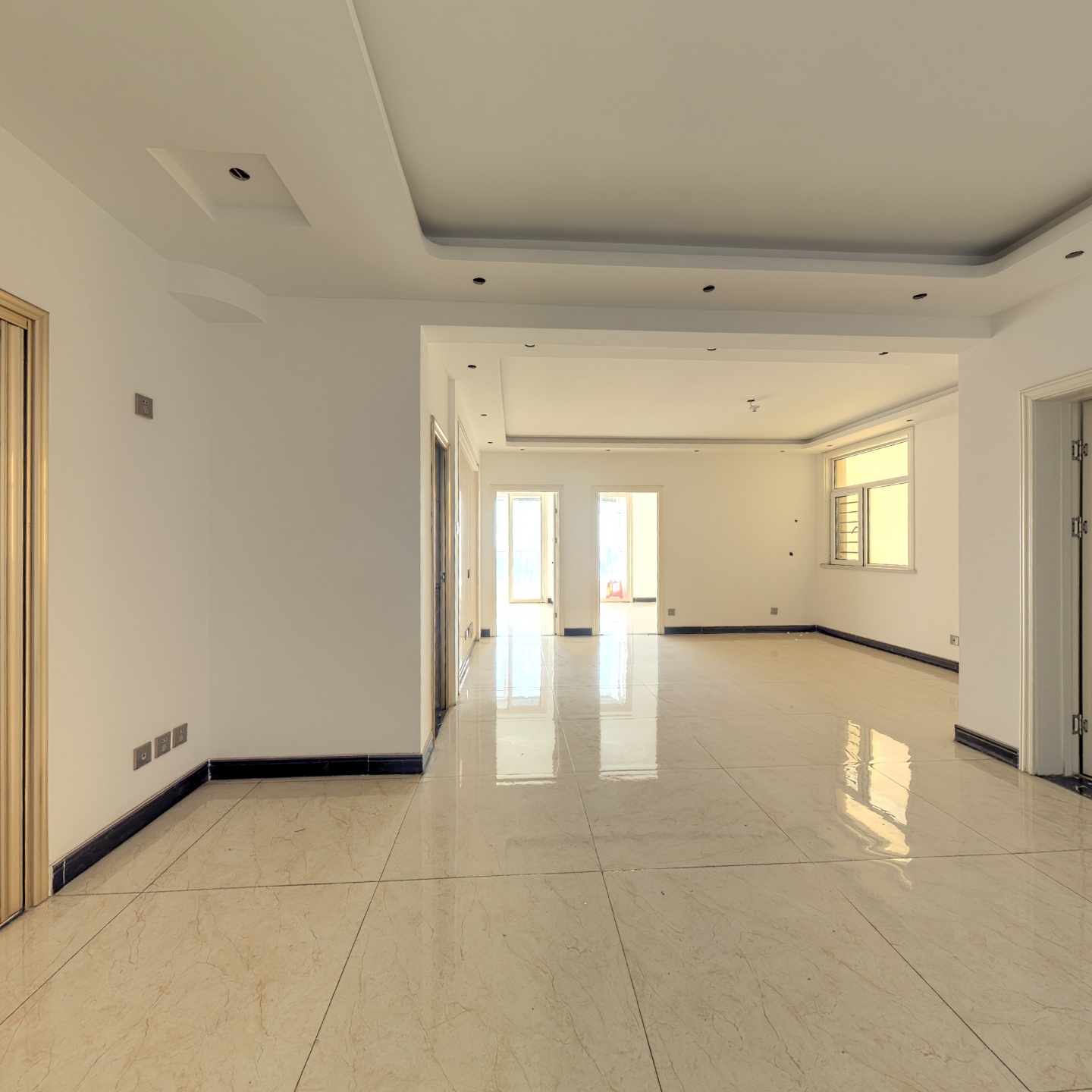 房主诚心出售凯旋门精装修3居两卫，拎包入住，，