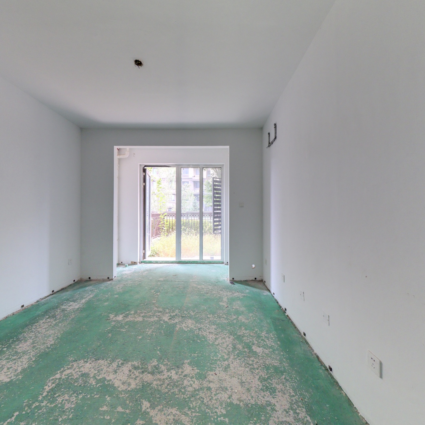 此房一层带小院 配套设施齐全 交通便利。