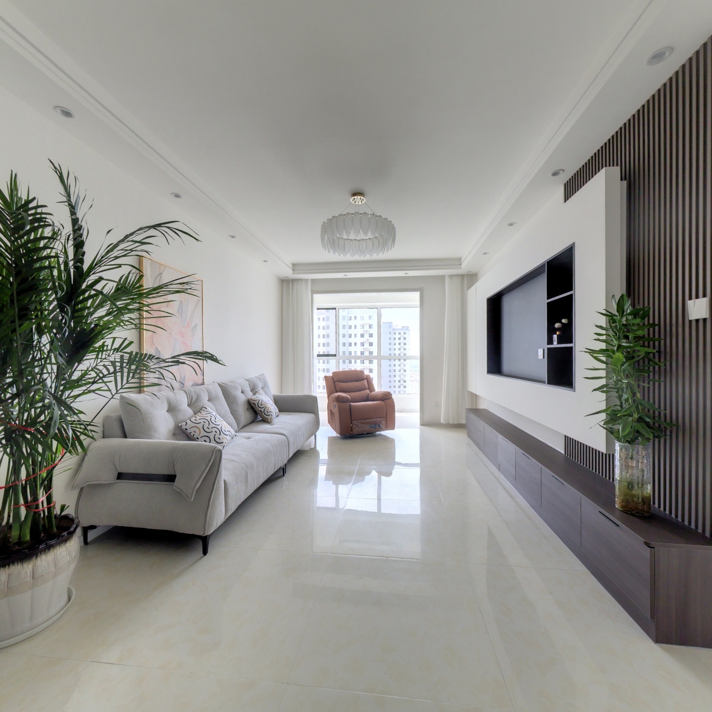 房子属于朝南两居中间楼层，户型方正没有浪费空间。