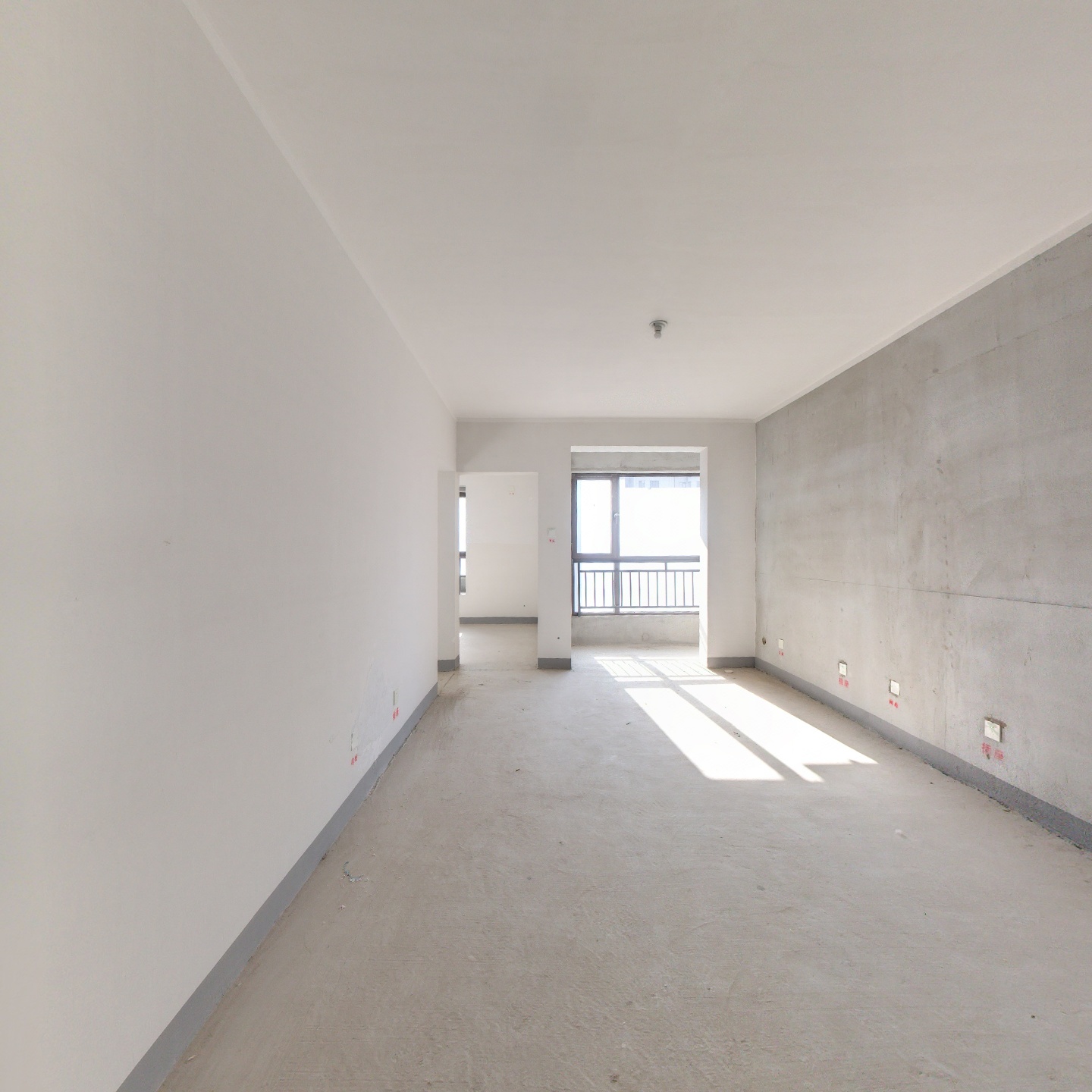 此房中间楼层，毛坯房，采光视野好，集中供暖