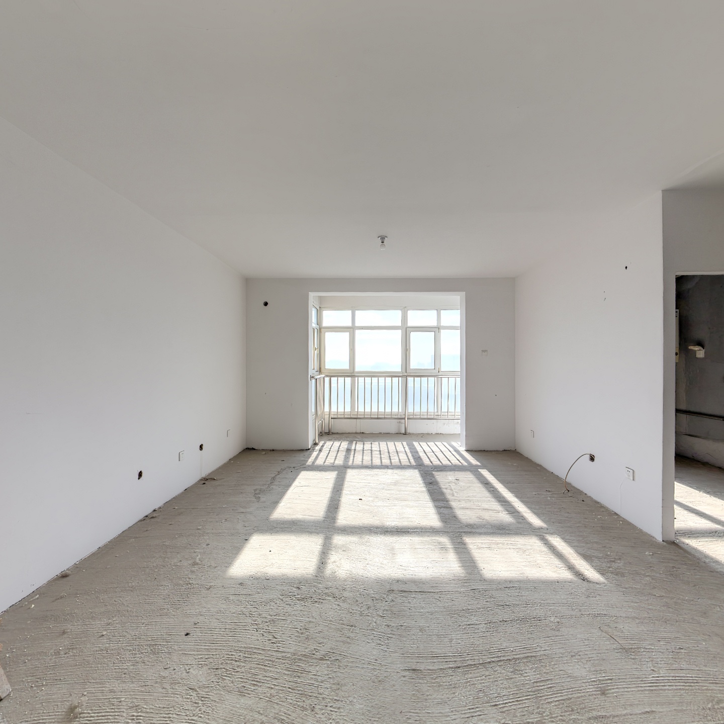 凯旋门，毛坯房随意装修，中间楼层，房本满二