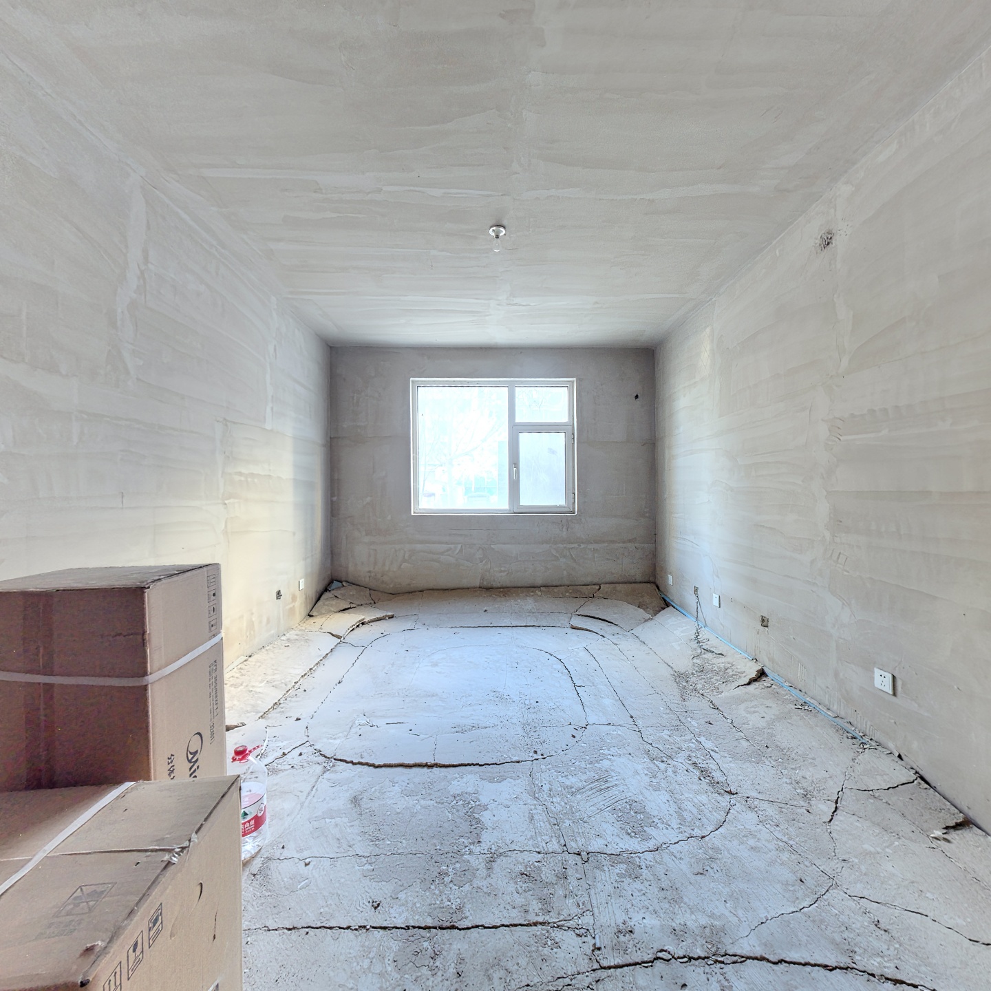 一层带小院的房子 毛坯房 一次没住 业主诚心出售