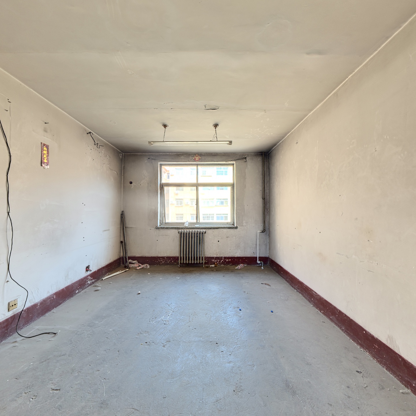 此房砖混结构，普通住宅，地理位置，交通便利。