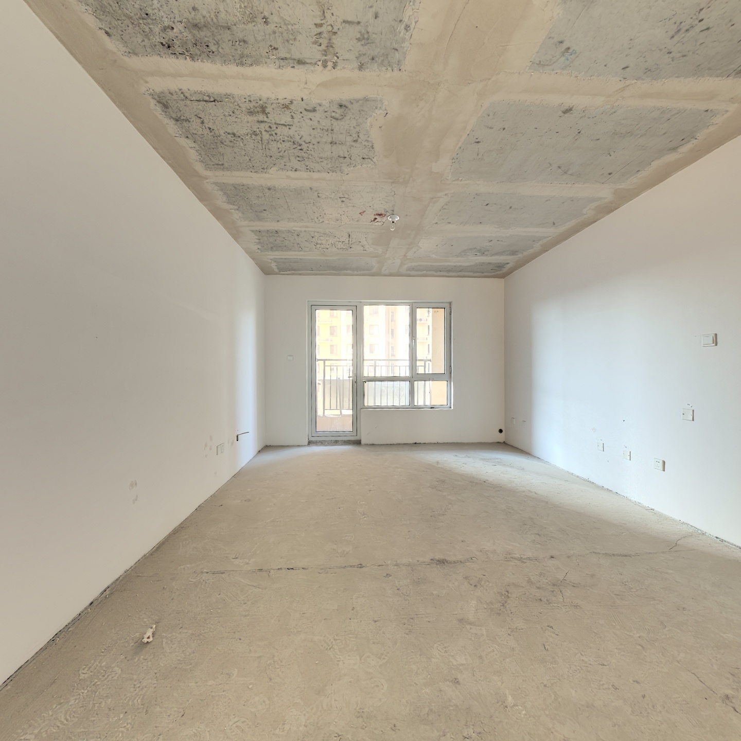 新社区小区环境好，园林式绿化，人车分流，配套齐全。