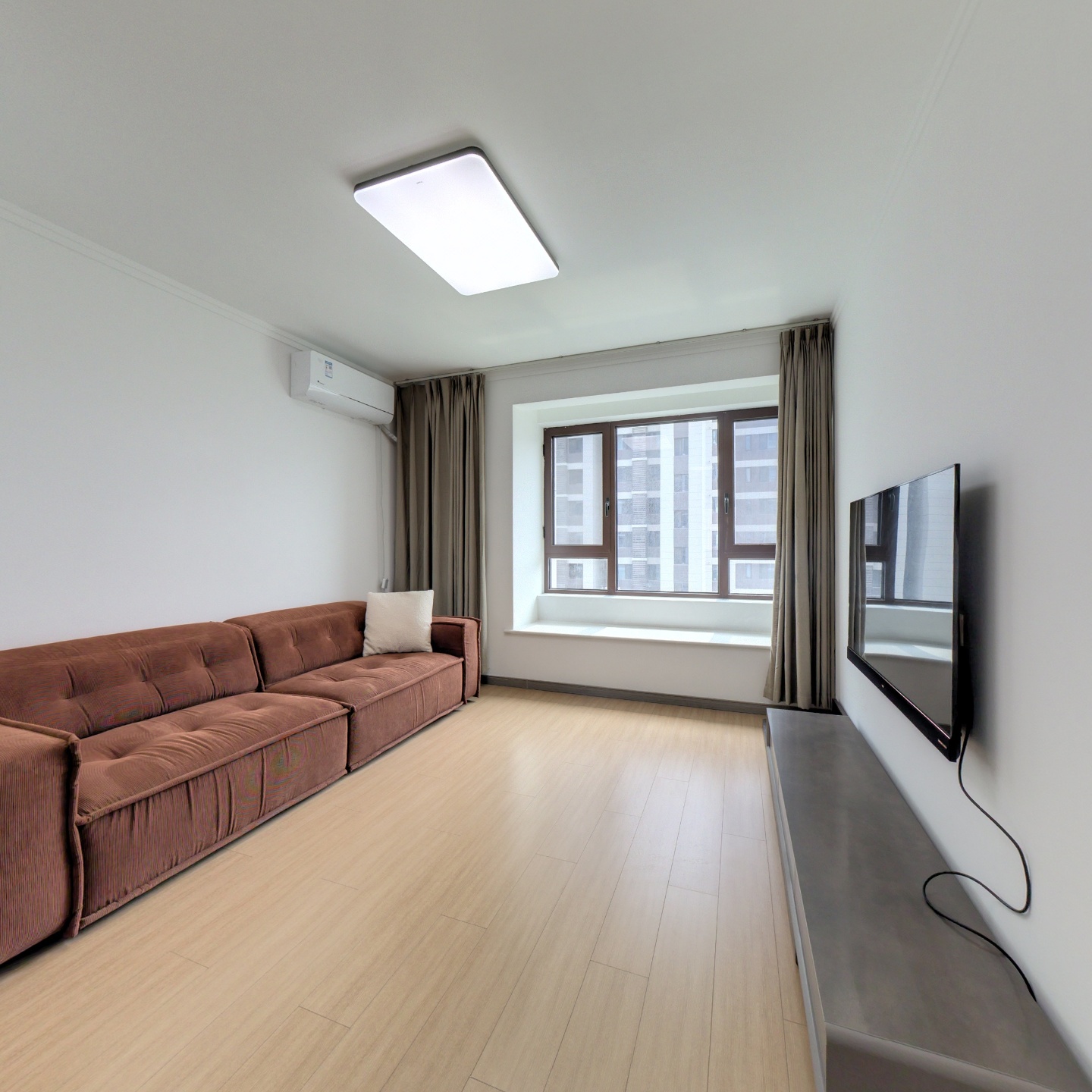 此房户型南北通透，采光充足，在小区西边单元更安静