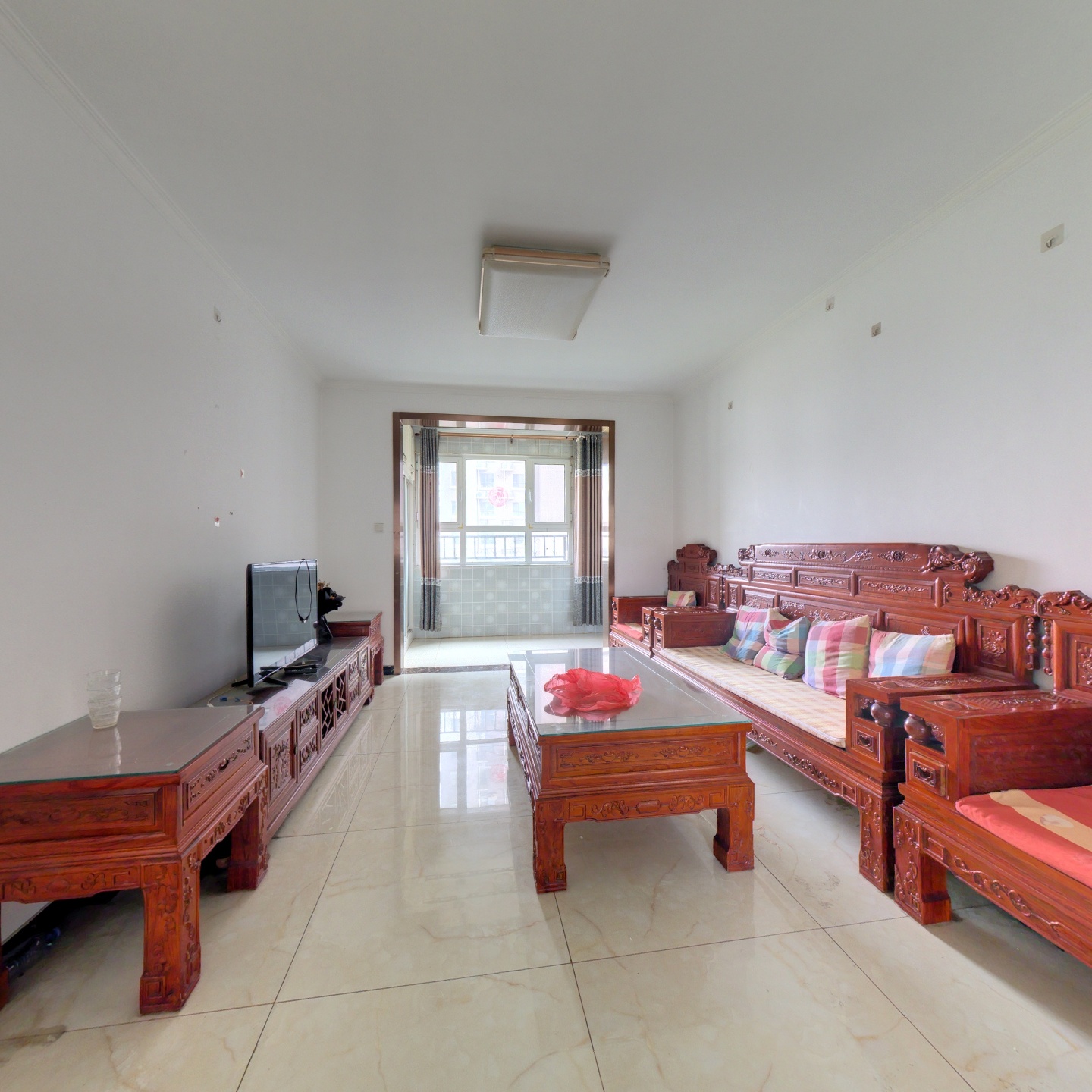 南北通透三居室，户型方正，中间楼层采光充足