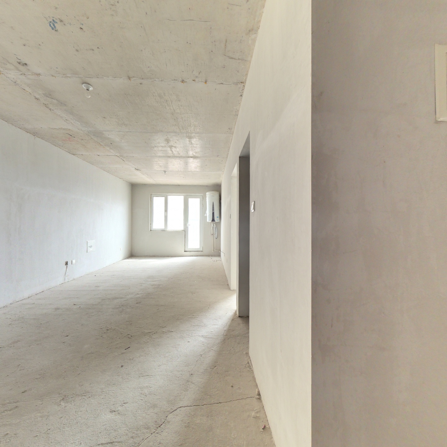 本房为经典全南两居户型，格局方正，小区中间位置